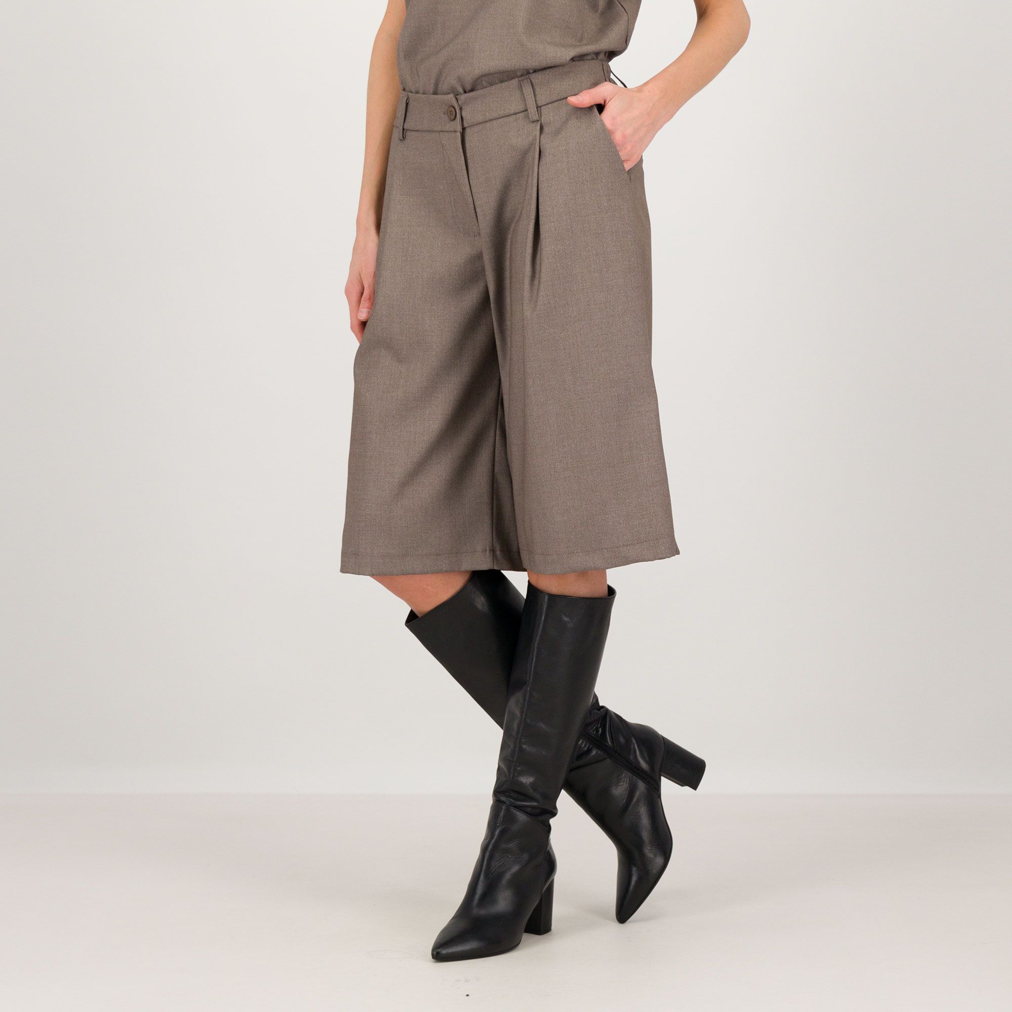 Enjoy
Bermuda ampio
con vita elasticata
dietro