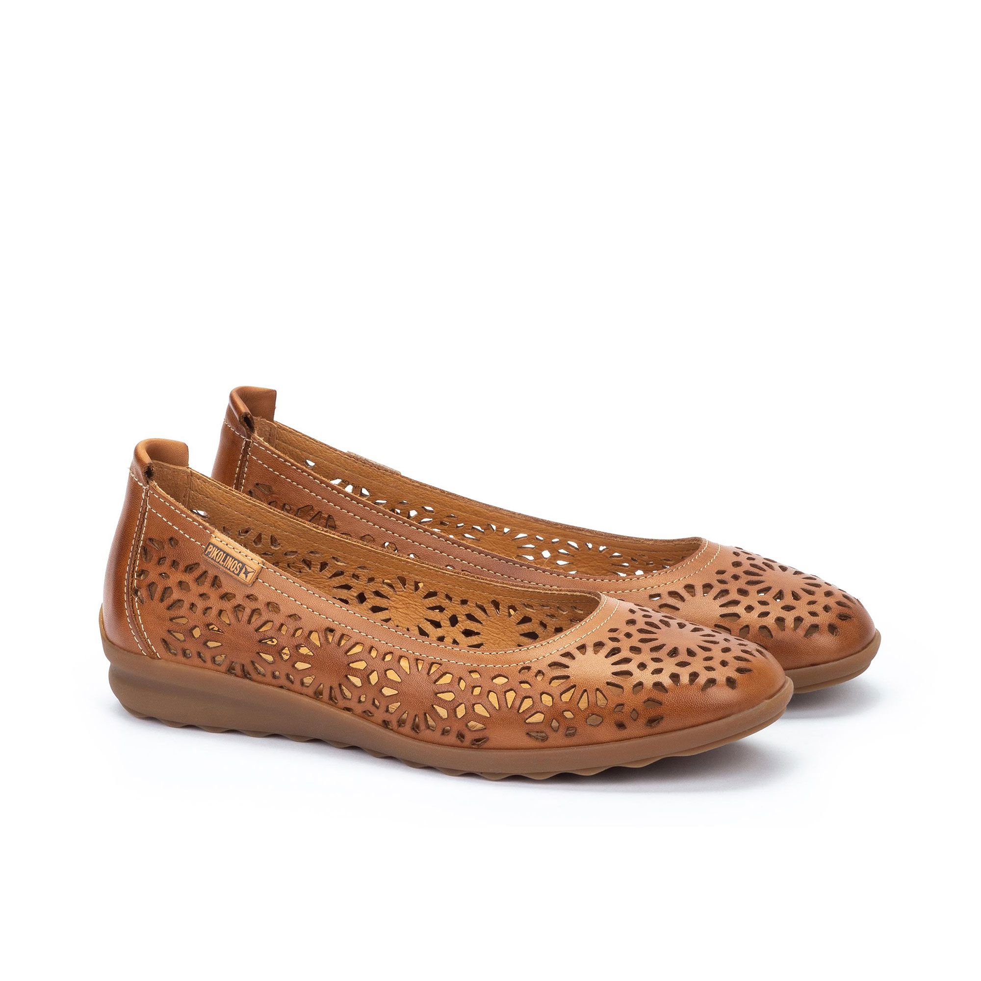 Pikolinos
Ballerine in pelle
traforata con soletta
imbottita e suola 3cm