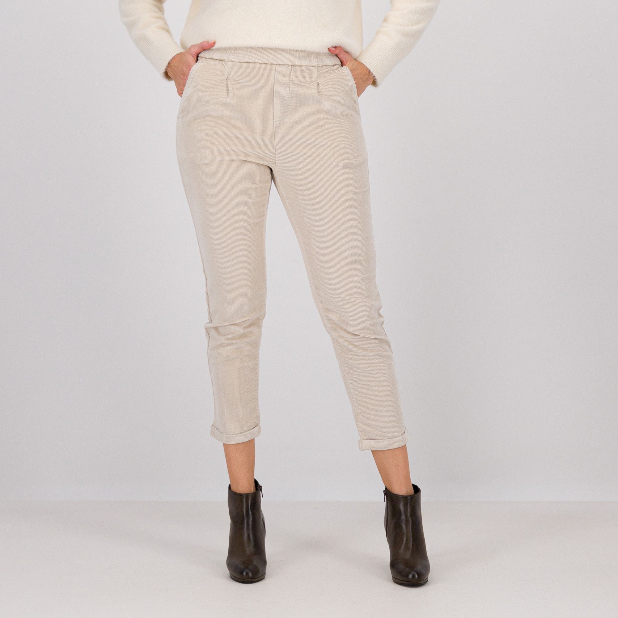 Enjoy
Pantaloni a carota
in velluto con tasche