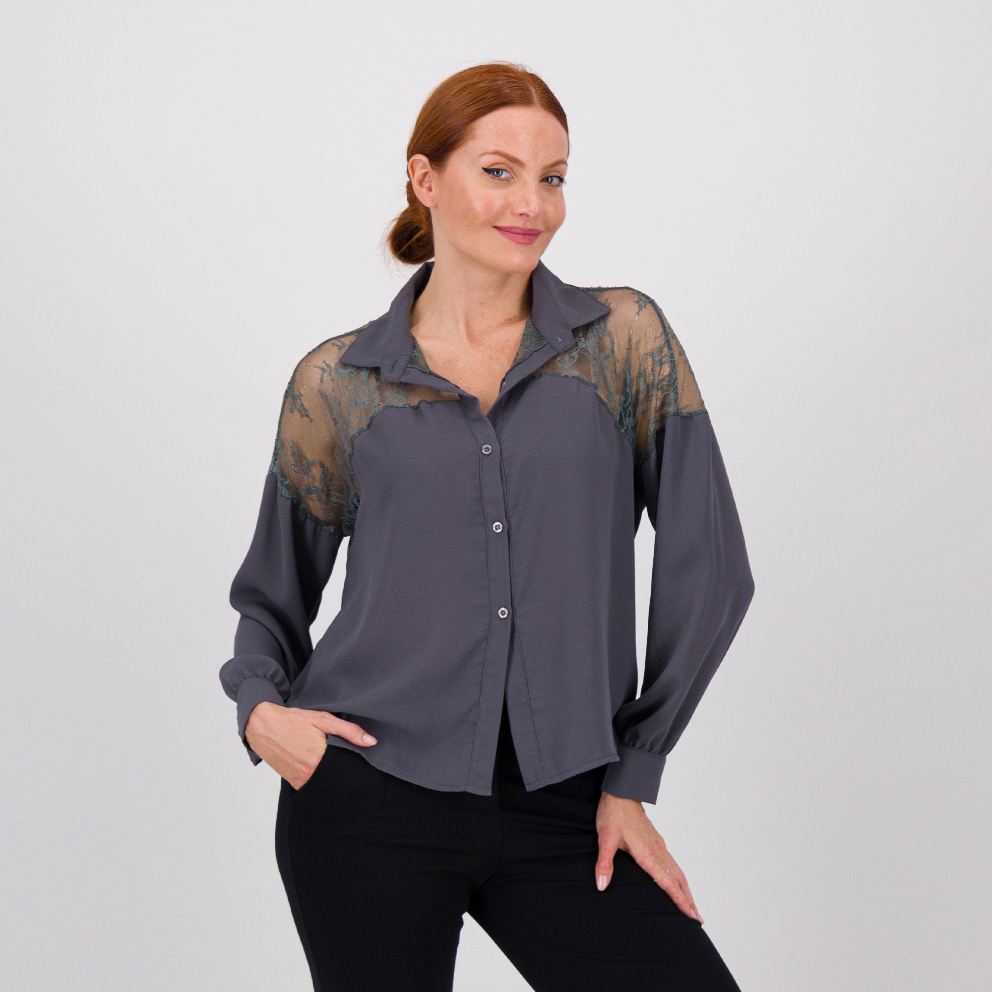 Enjoy
Camicia in gerorgette
a maniche lunghe
con inserti in pizzo