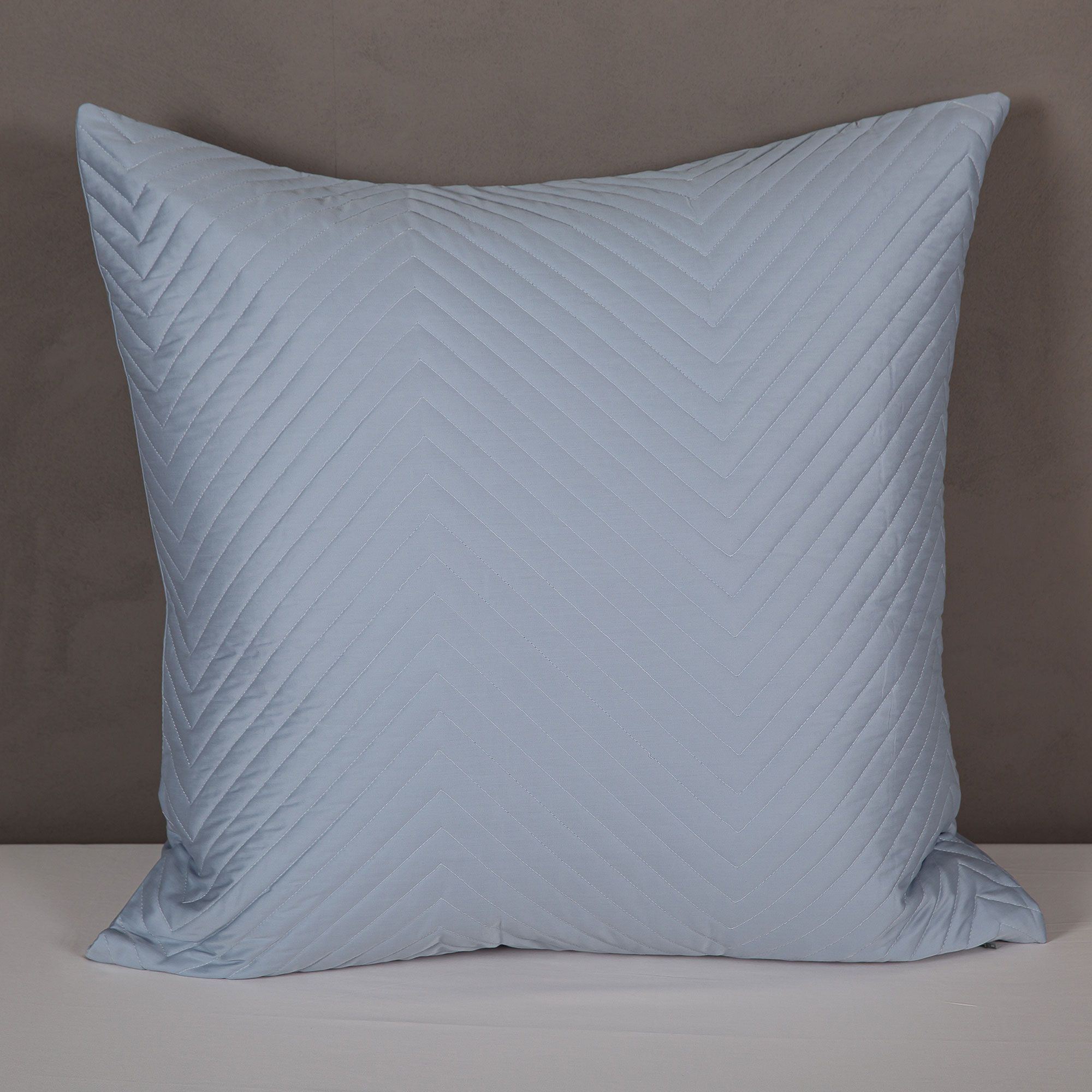 Ferò
Federa arredo Nettuno
100% raso motivo 
chevron (65x65 cm)