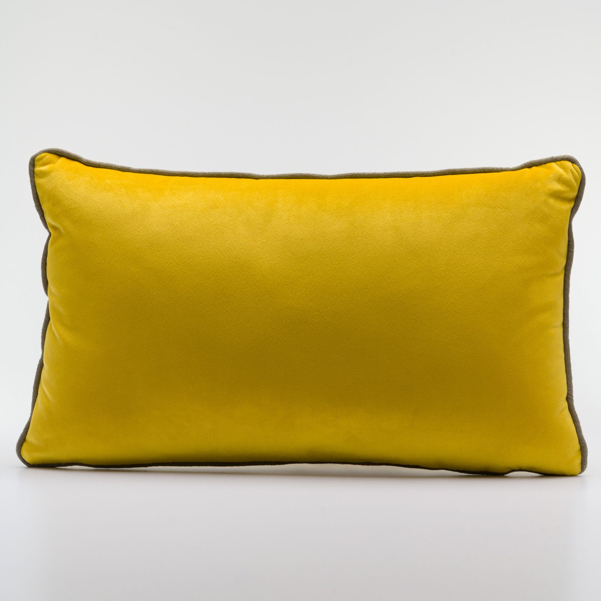 Maddalena Home
Cuscino rettangolare
con piping lino a
contrasto 32x50cm