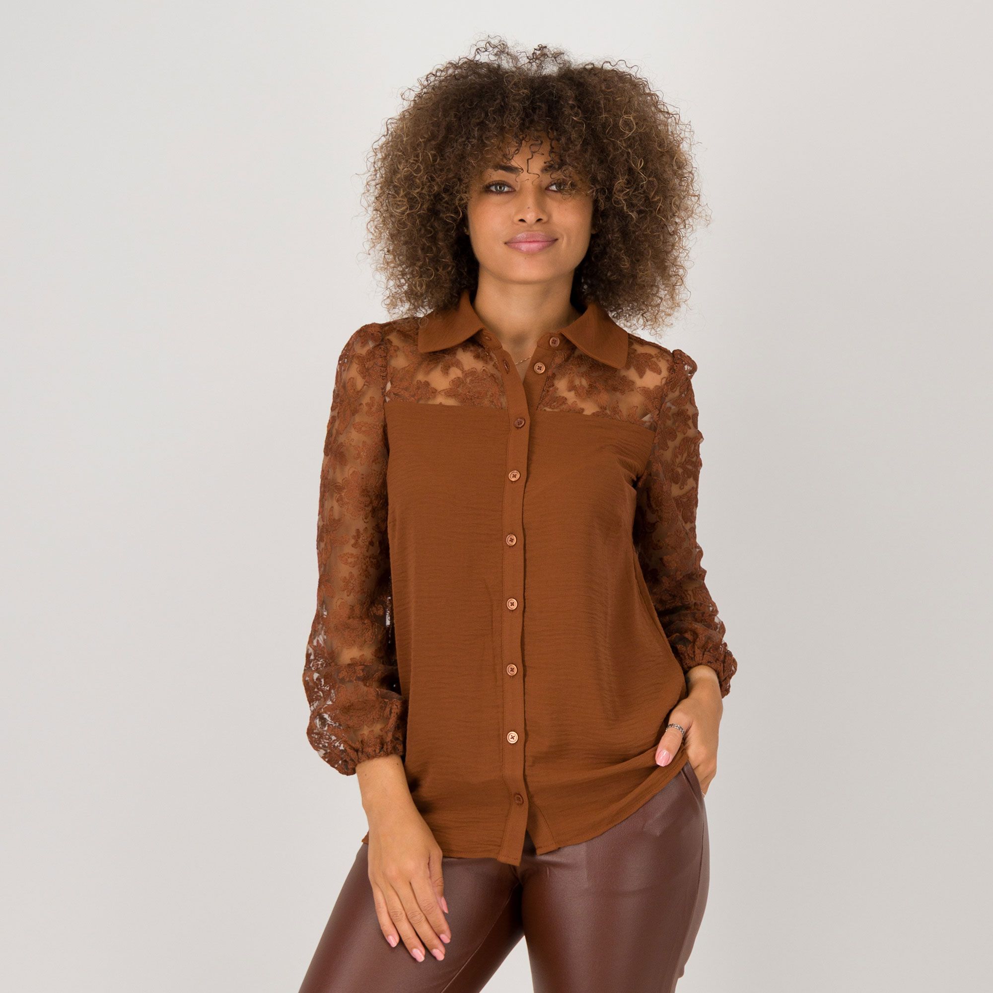 Nina Leonard
Camicia con
tulle ricamato
a maniche lunghe