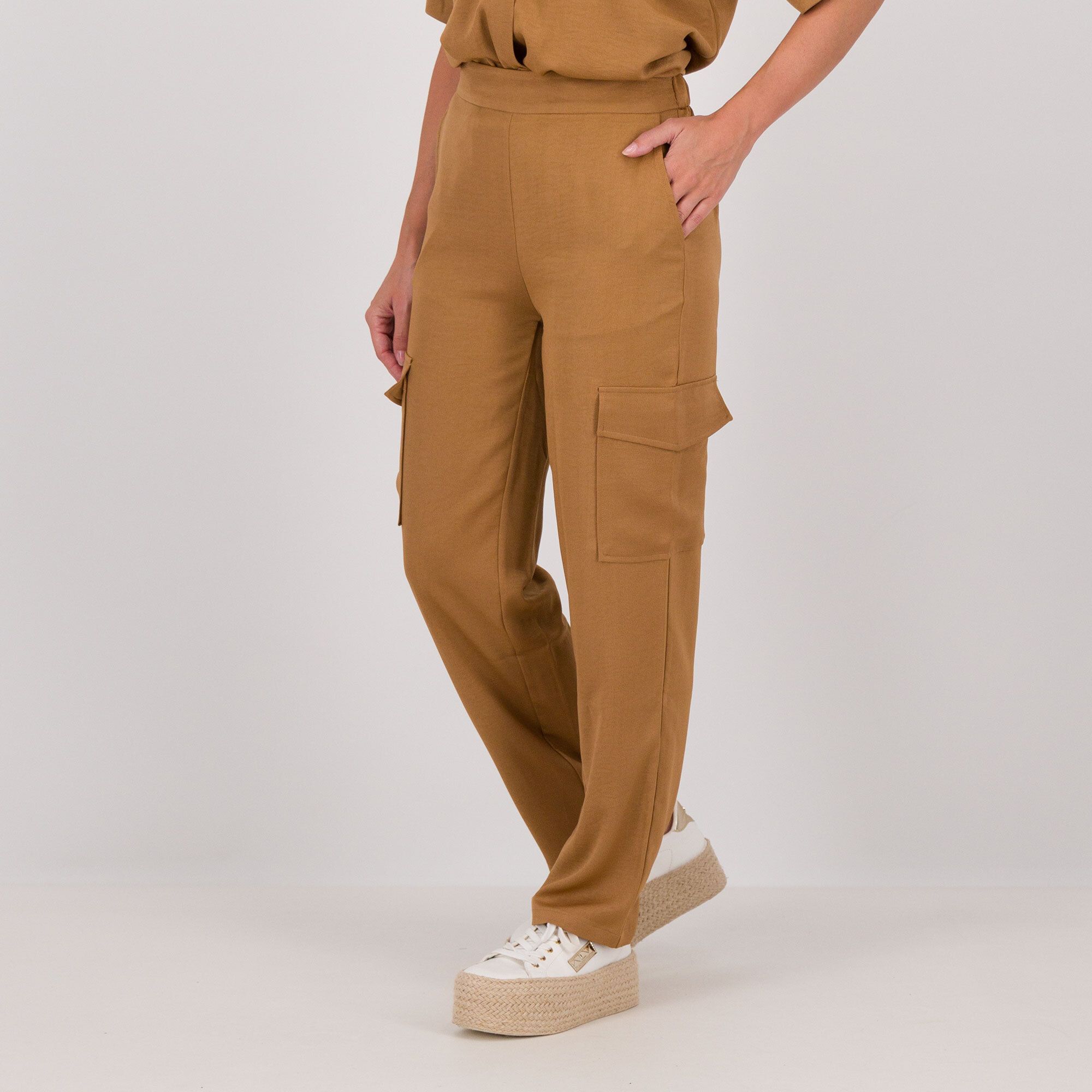 Wynne Layers
Pantaloni cargo
in satin
con 2 tasconi