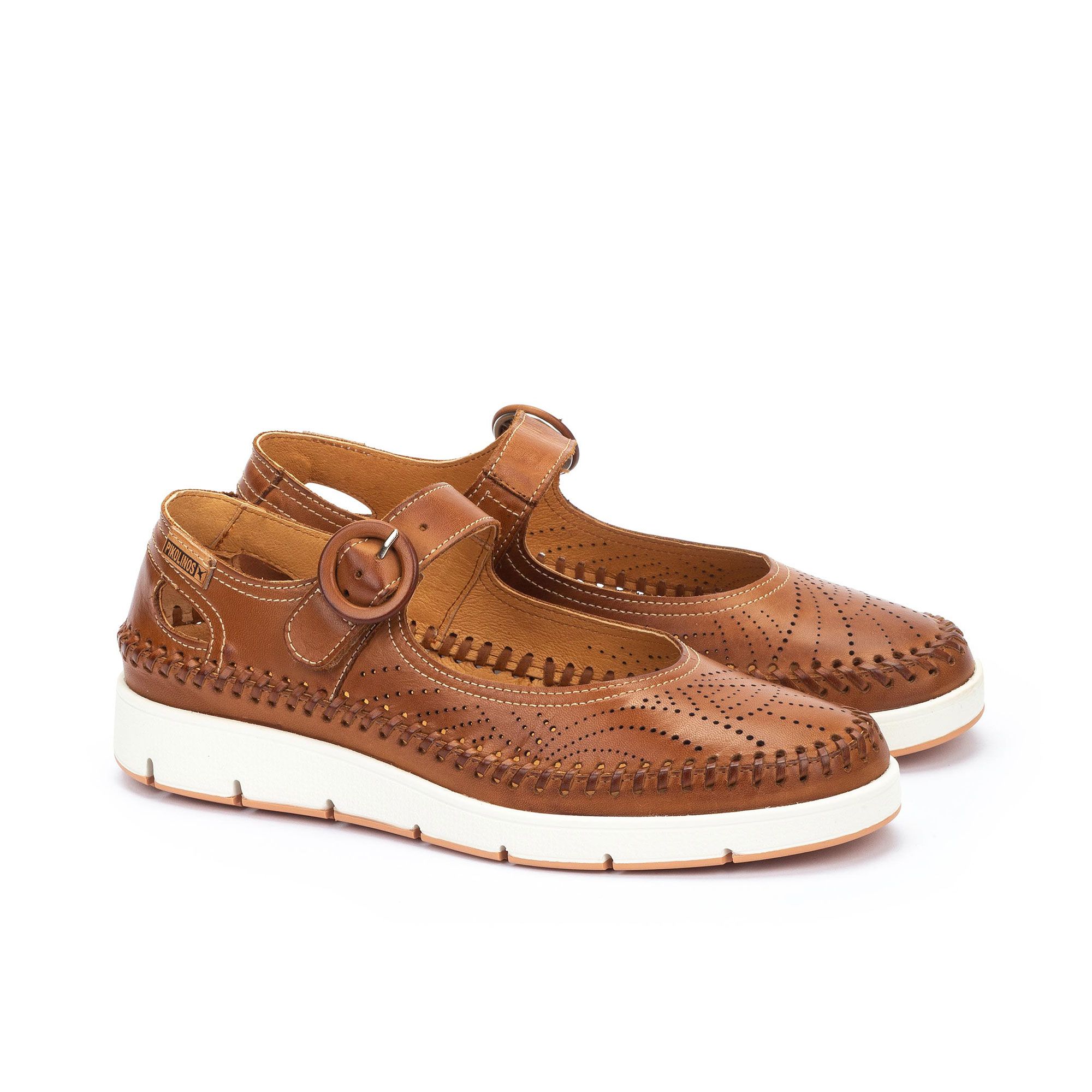 Pikolinos
Ballerine in pelle
traforata con fibbia
e zeppa 3,5cm