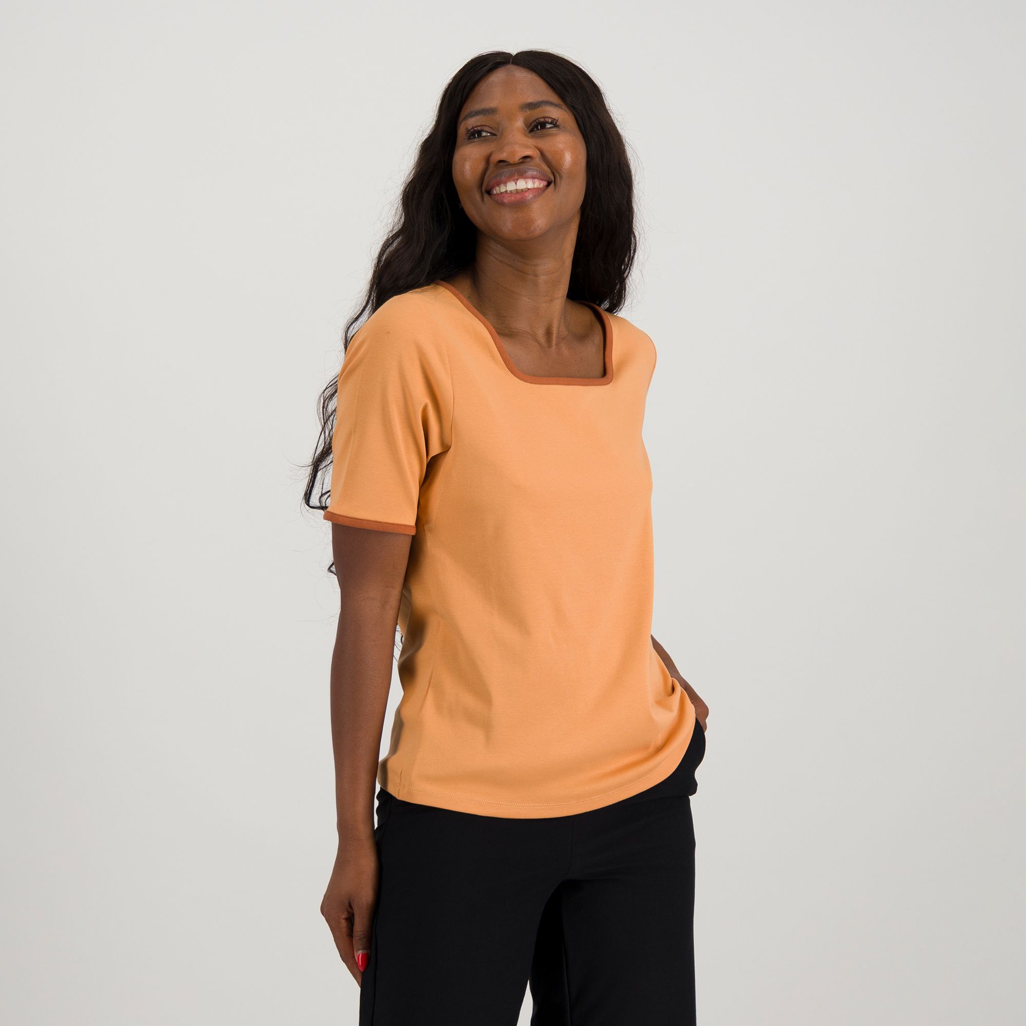 Isaac Mizrahi Live!
T-shirt in cotone
pima con scollo
squadrato