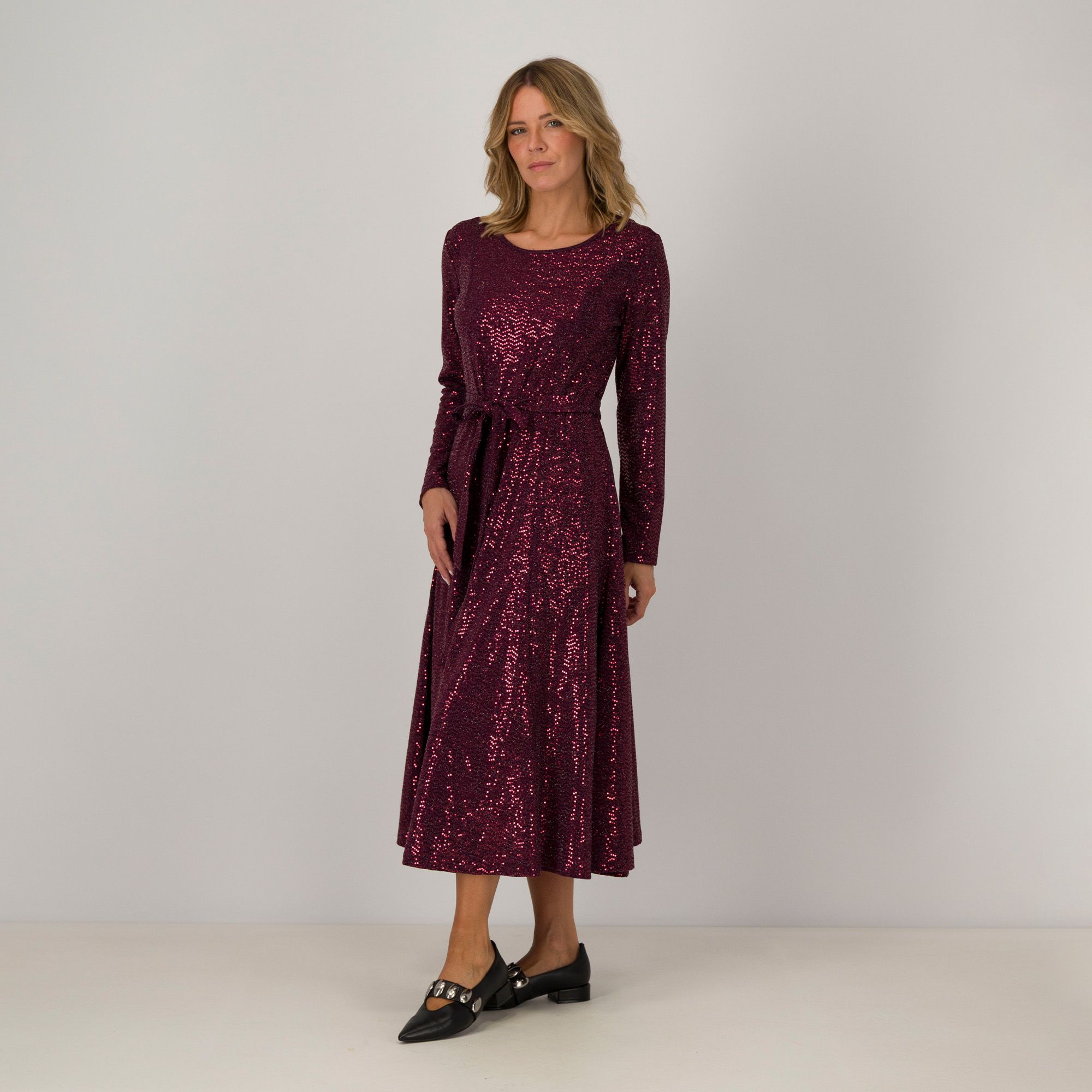 Nina Leonard
Abito midi
con paillettes
a manica lunga