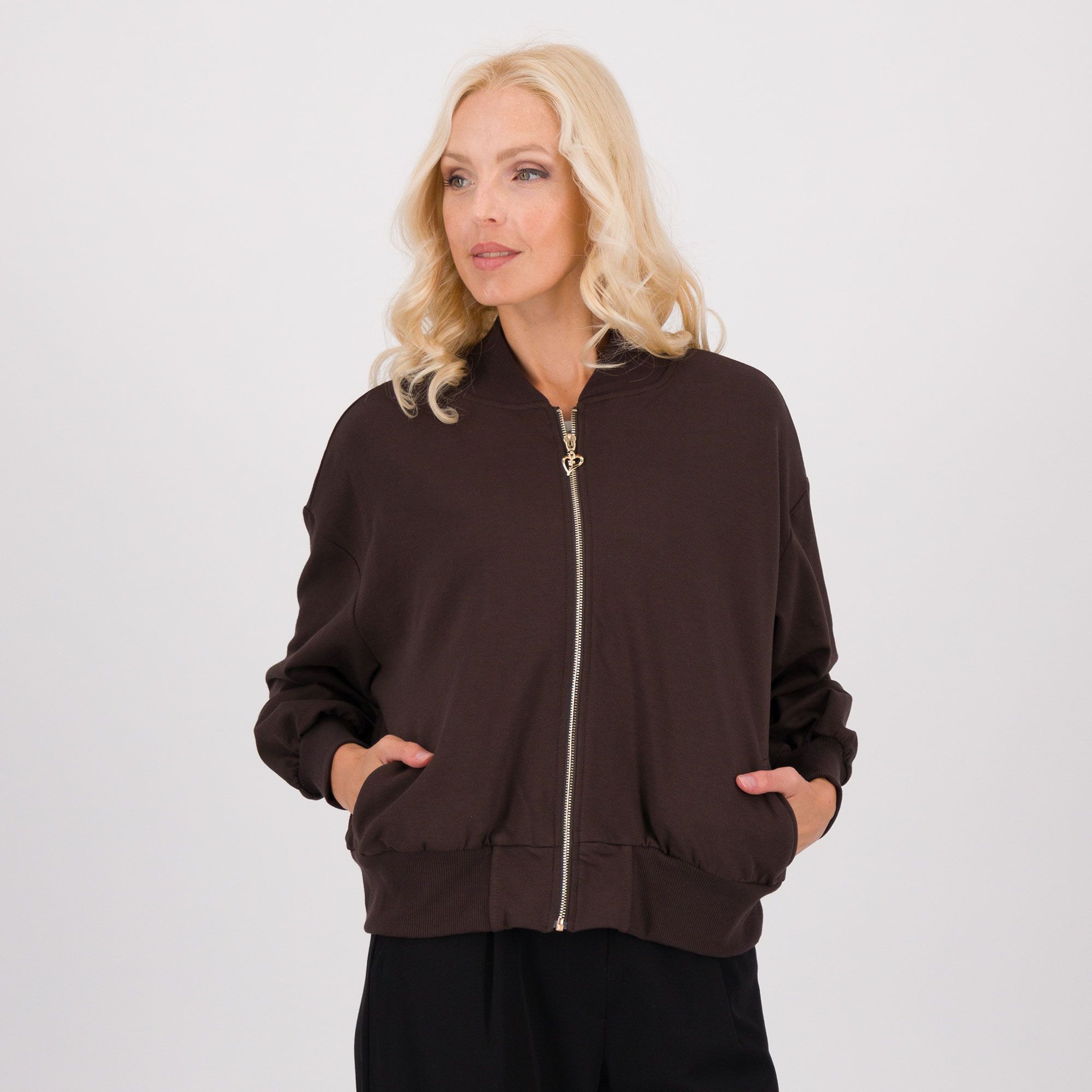 Enjoy
Giubbino in felpa
con chiusura zip
cursore con strass