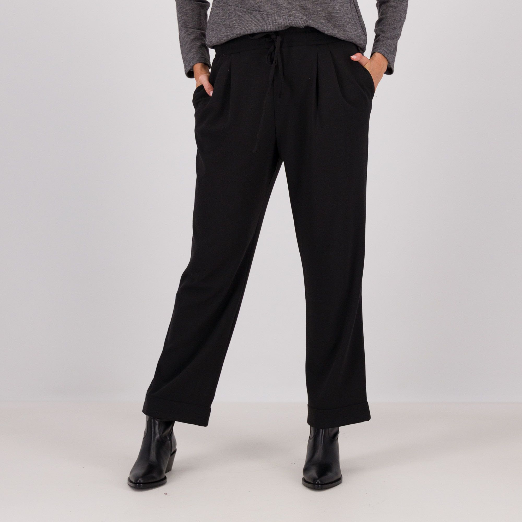 Caterina Lancini
Pantaloni in crêpe
di poly-viscosa
con vita elasticata