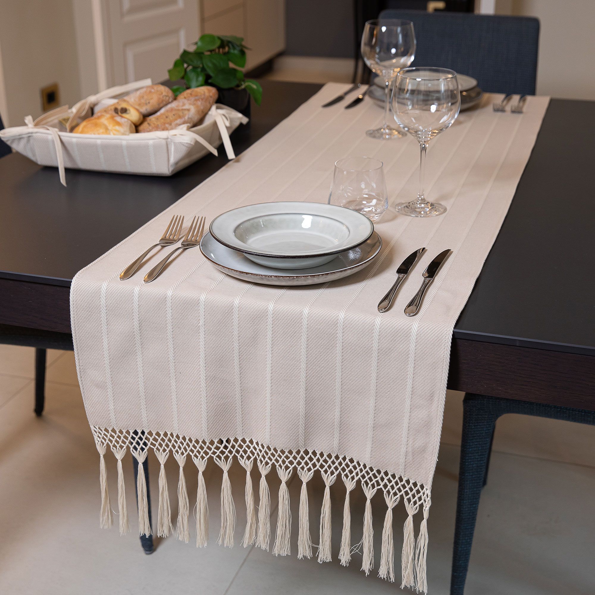 Ferò
Runner in cotone
con frangia annodata
a mano 51x160 cm