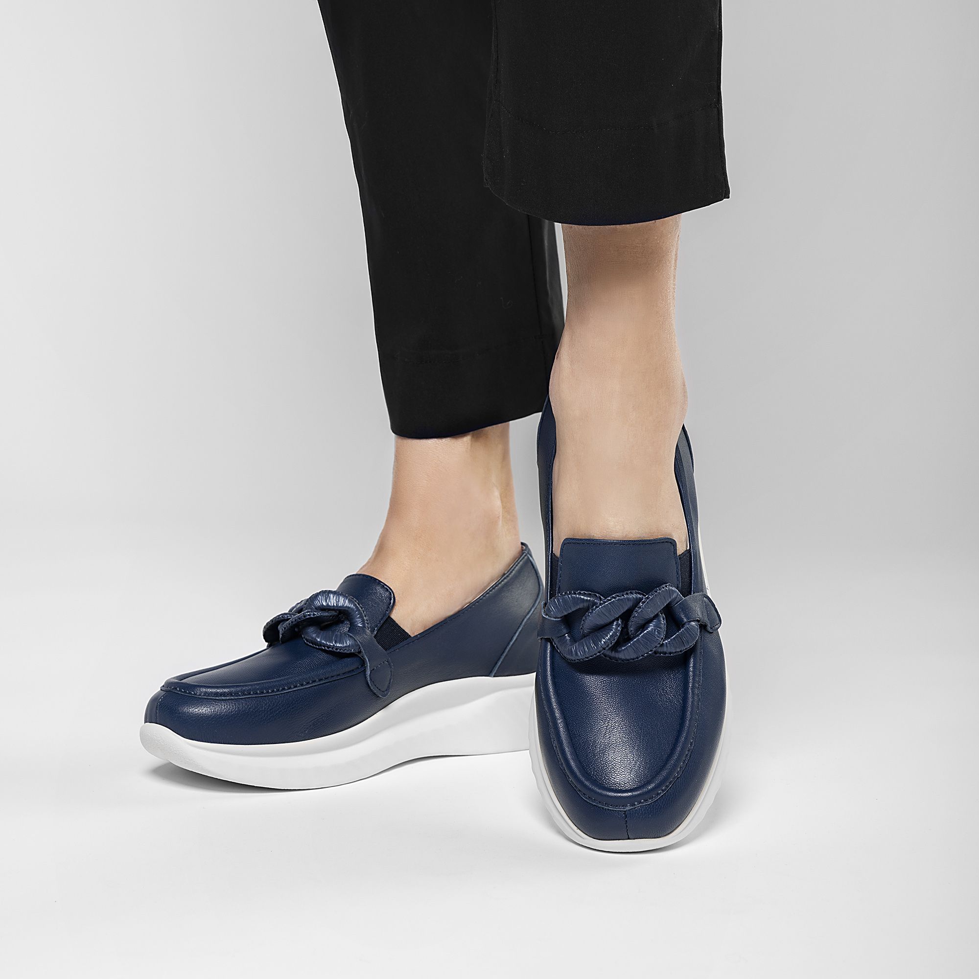 Soffice Sogno
Slip on in pelle
con accessorio
catena in rafia