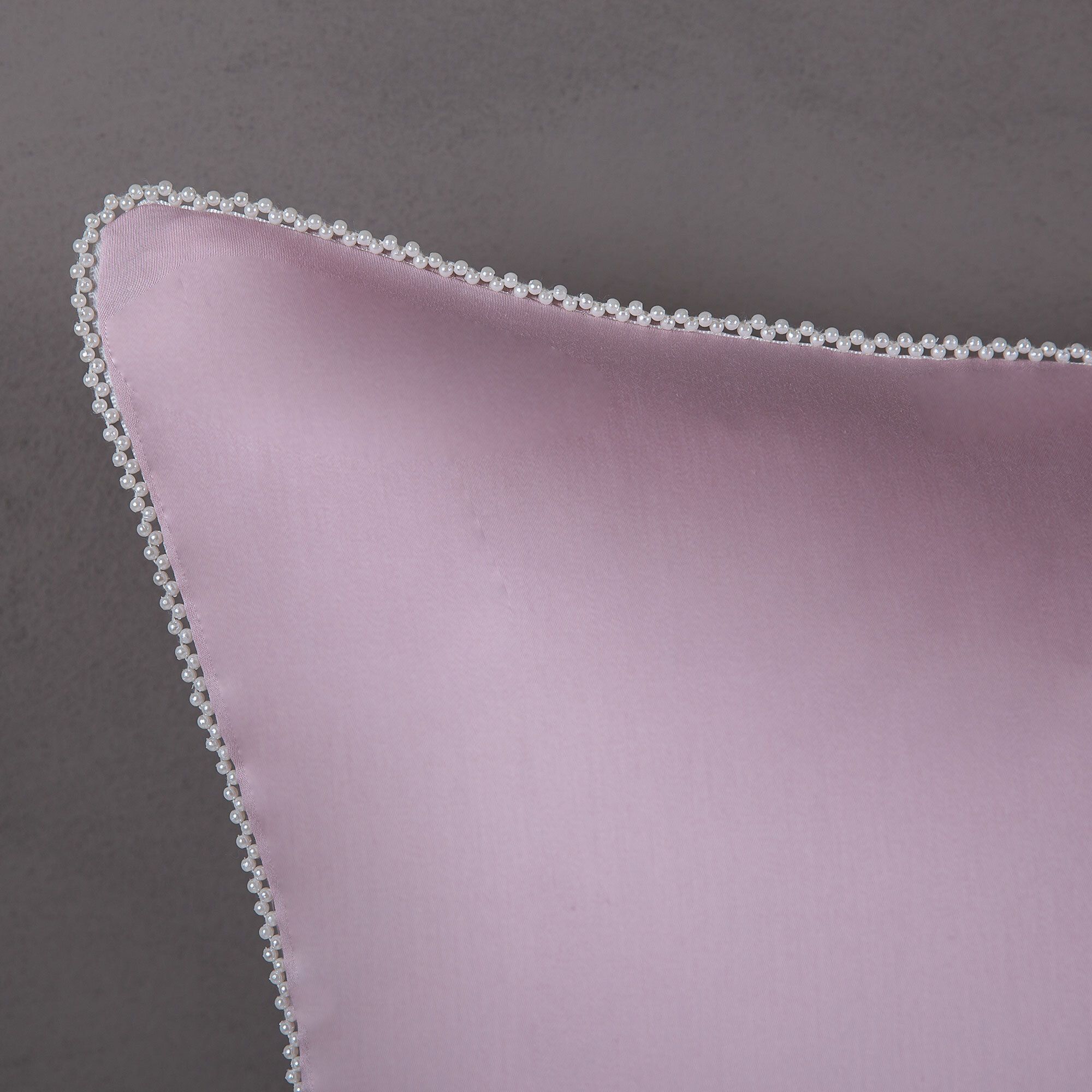 Ferò
Federa arredo Perle
65x65cm raso 300TC
con perline applicate