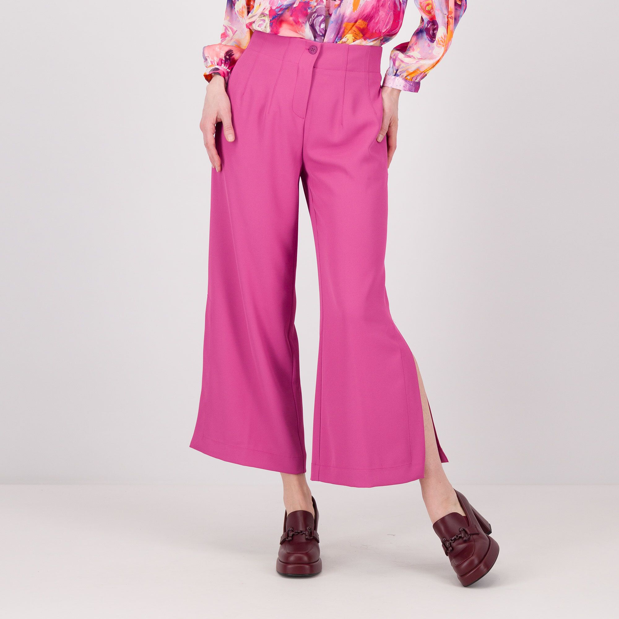 EXTESA
Pantaloni
in cady crêpe
con spacchi ai lati