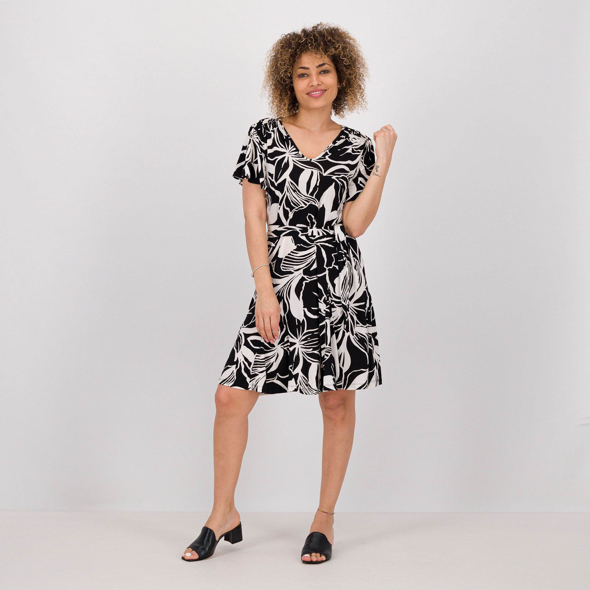 Nina Leonard
Abito a maniche
corte e lunghezza
al ginocchio