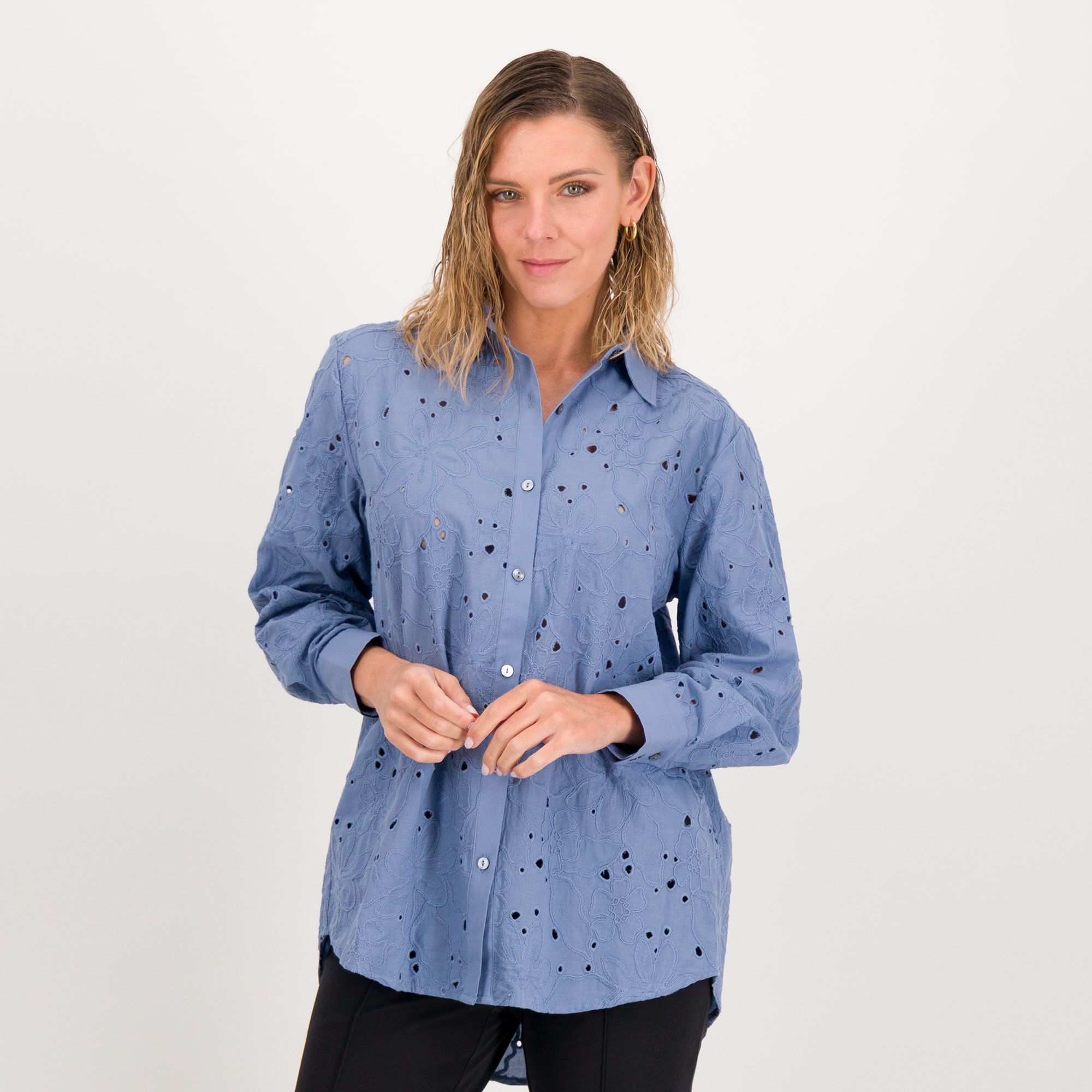 Wynne Layers
Camicia in sangallo
a maniche lunghe
con fondo stondato