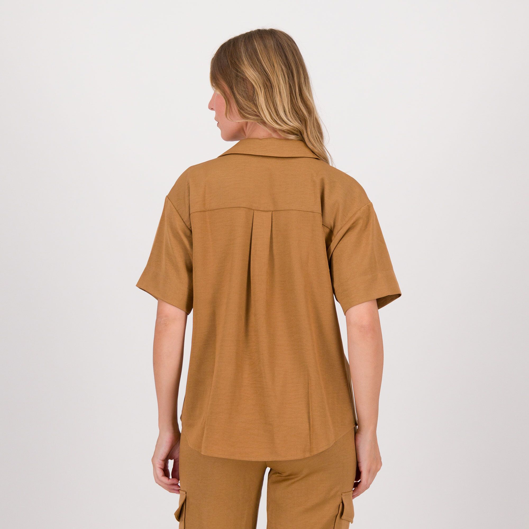 Wynne Layers Blusa a maniche corte in satin effetto martellato