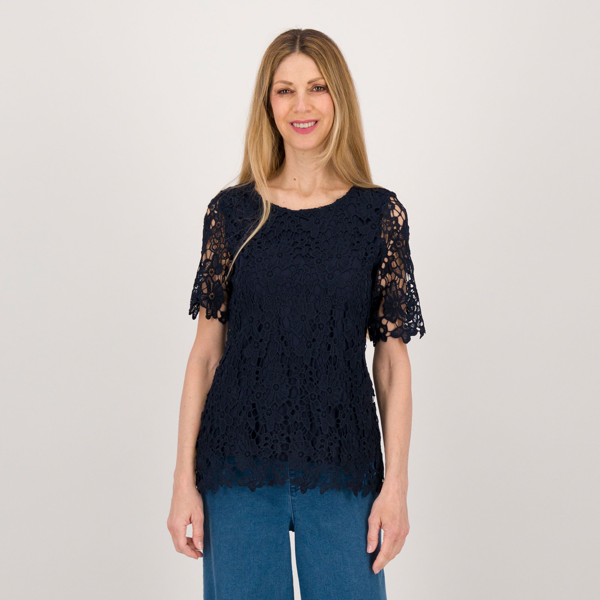 Nina Leonard
T-shirt in pizzo
con maniche
al gomito