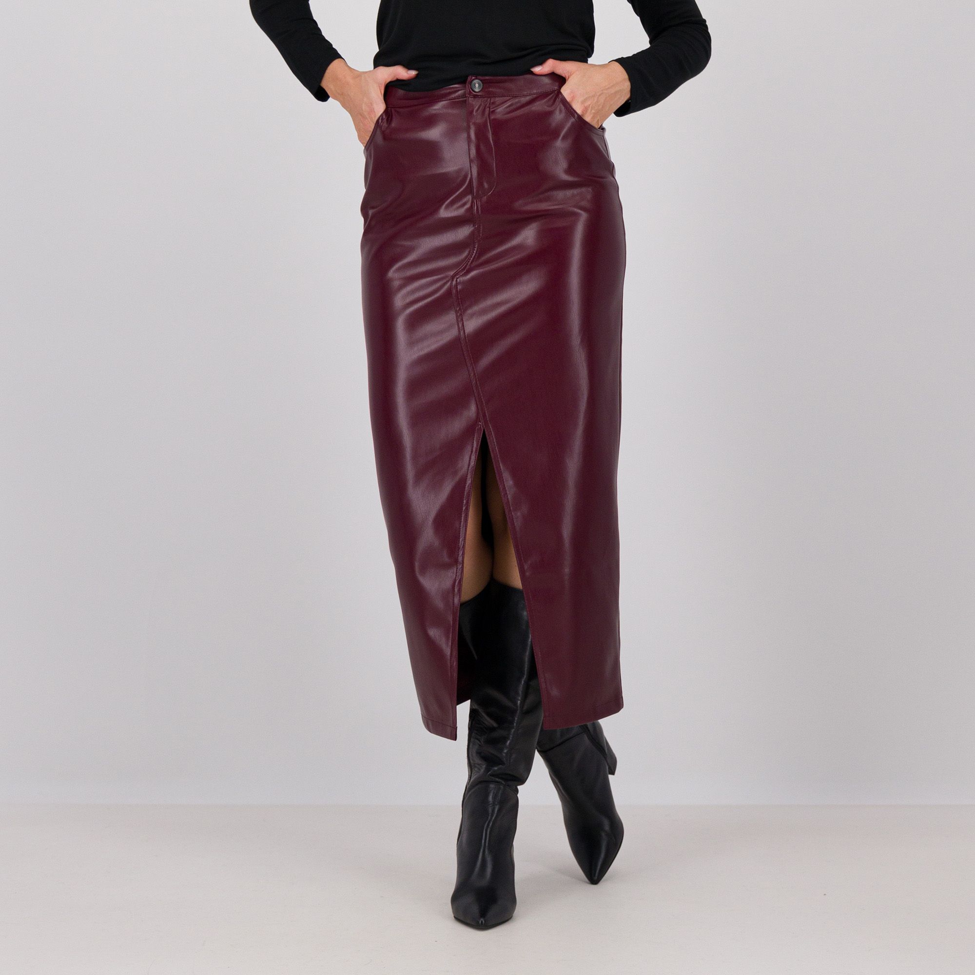 Enjoy
Gonna in tessuto
spalmato con spacco
davanti