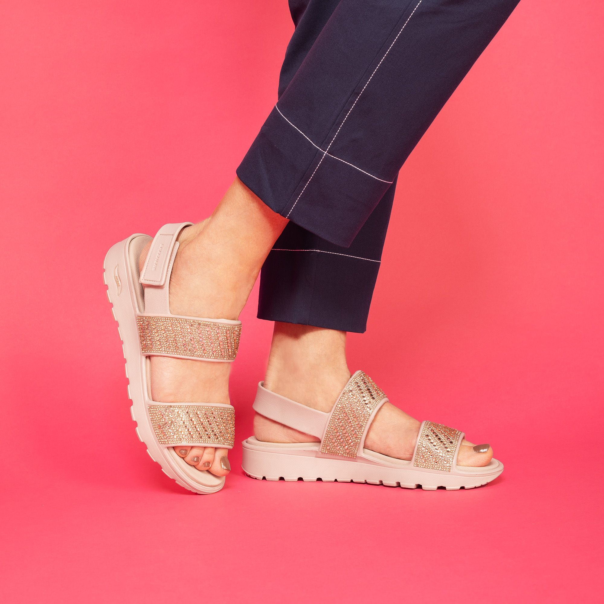 Skechers
Sandali a fasce con
velcro Arch Fit
Footsteps con zeppa