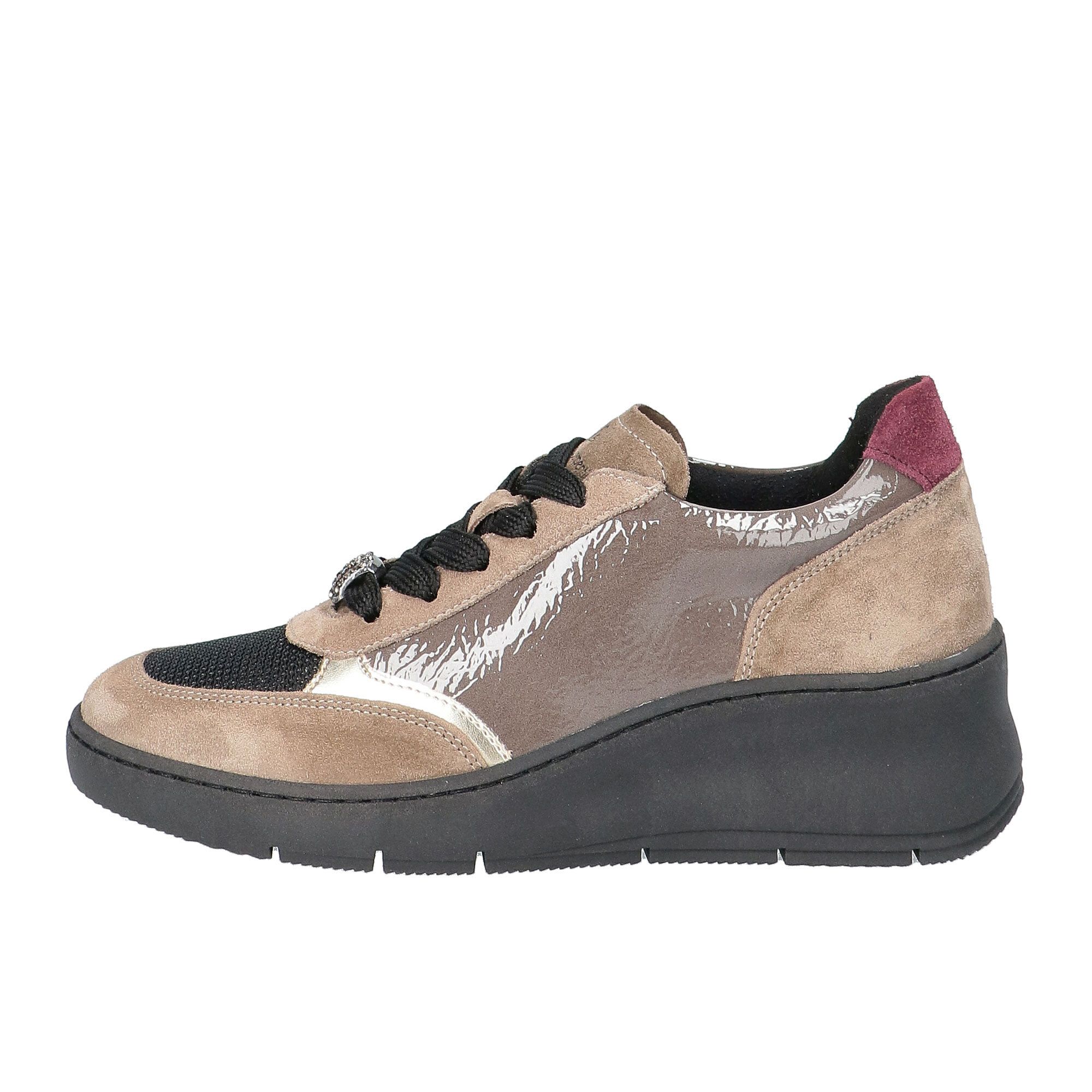 Le Serpentini
Scarpe con tomaia
in vernice e inserti
in pelle scamosciata