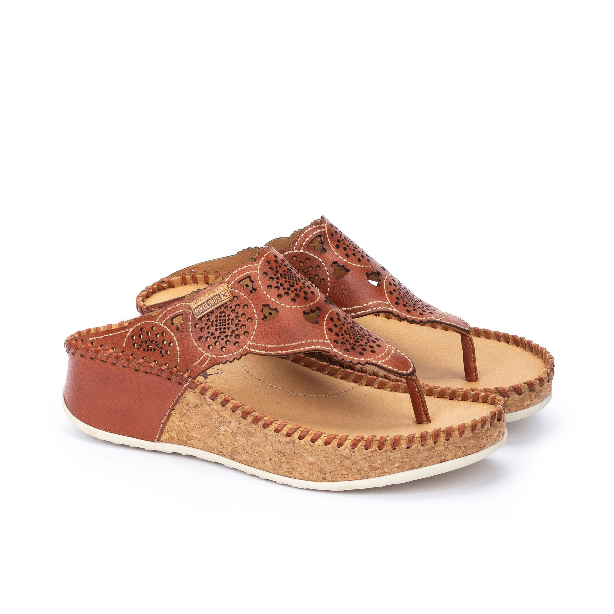 Pikolinos
Infradito in pelle 
traforata con zeppa