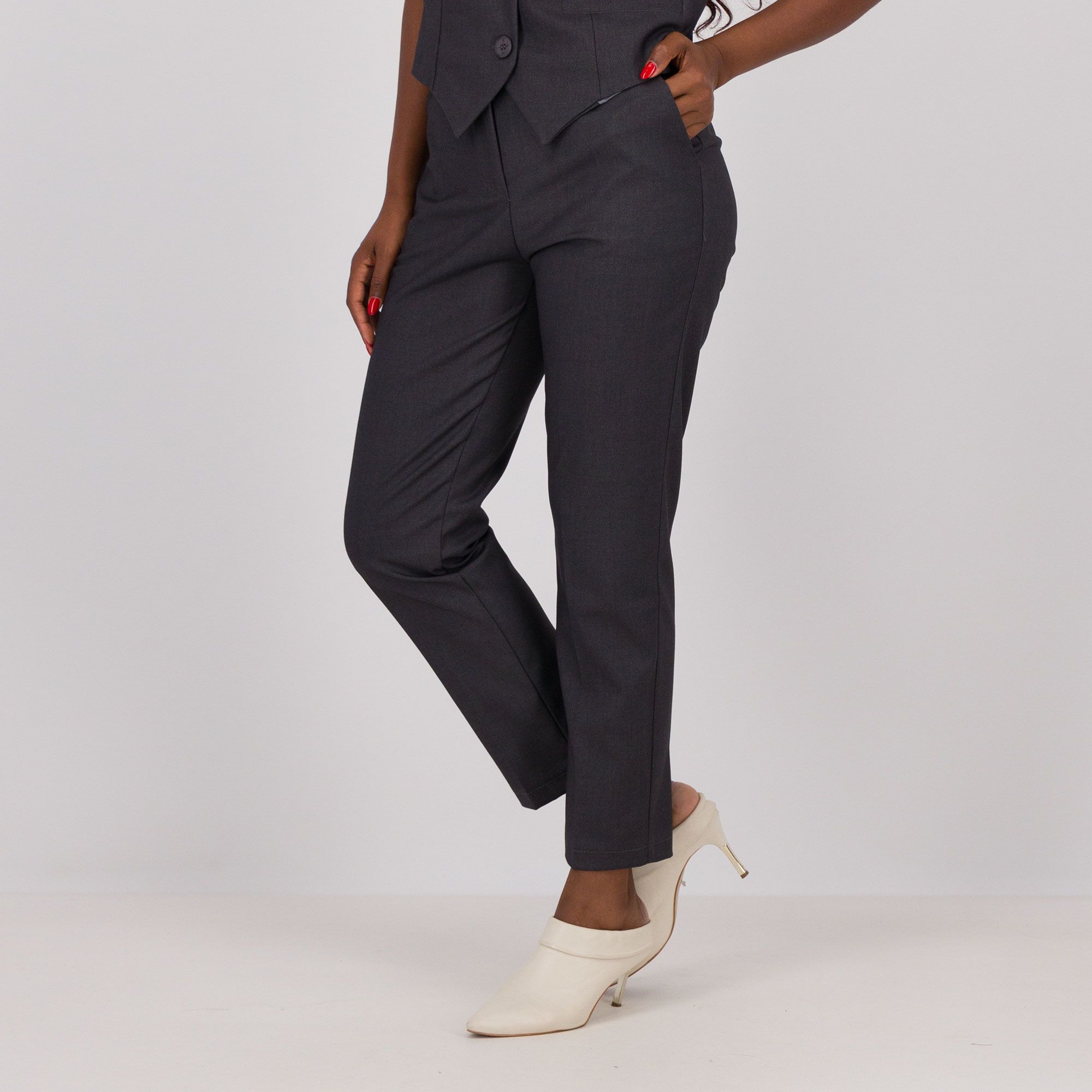 Rebeka Ross
Pantaloni con tasche
alla francese e vita
con passanti