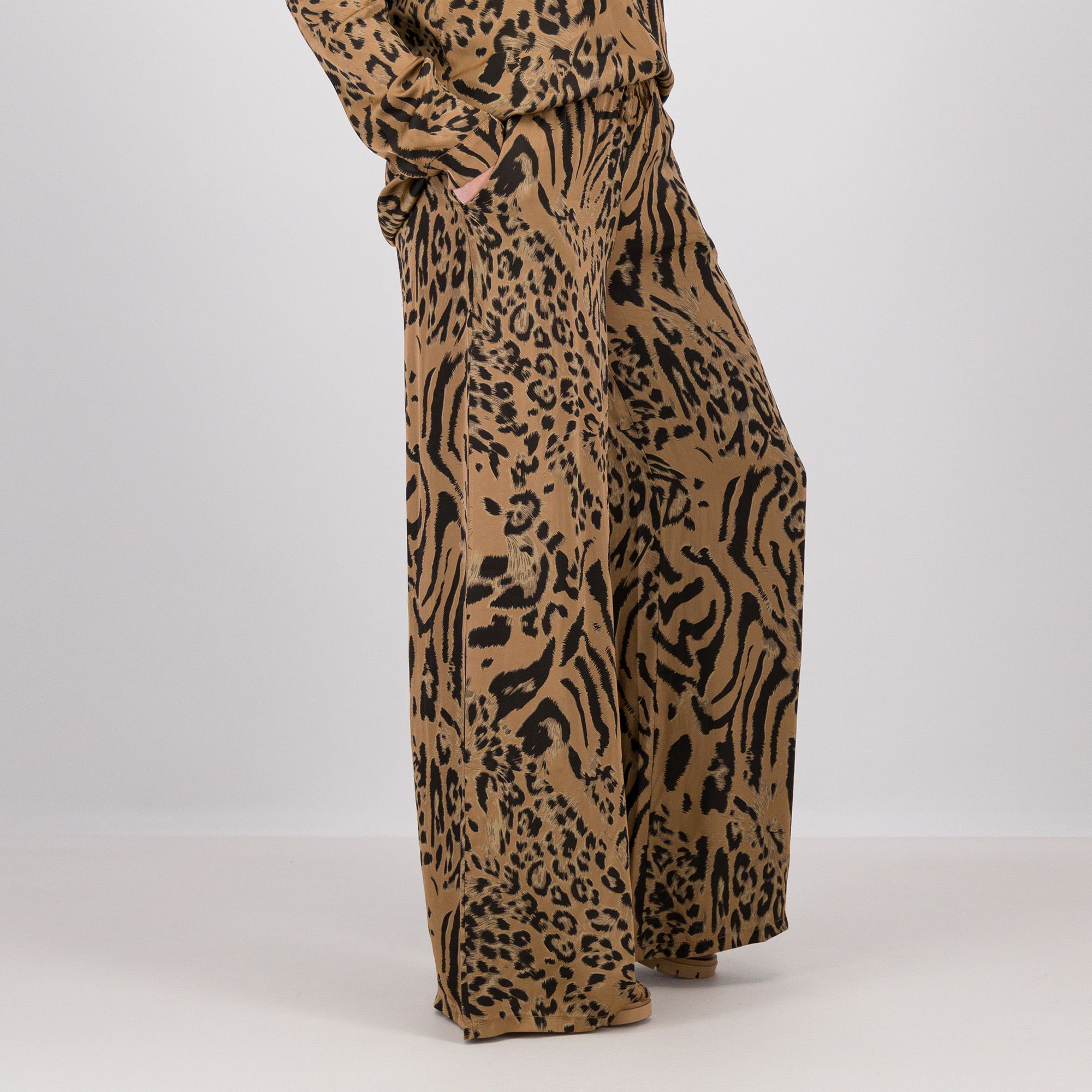 Oltre
Pantaloni palazzo
in raso di viscosa
stampa animalier