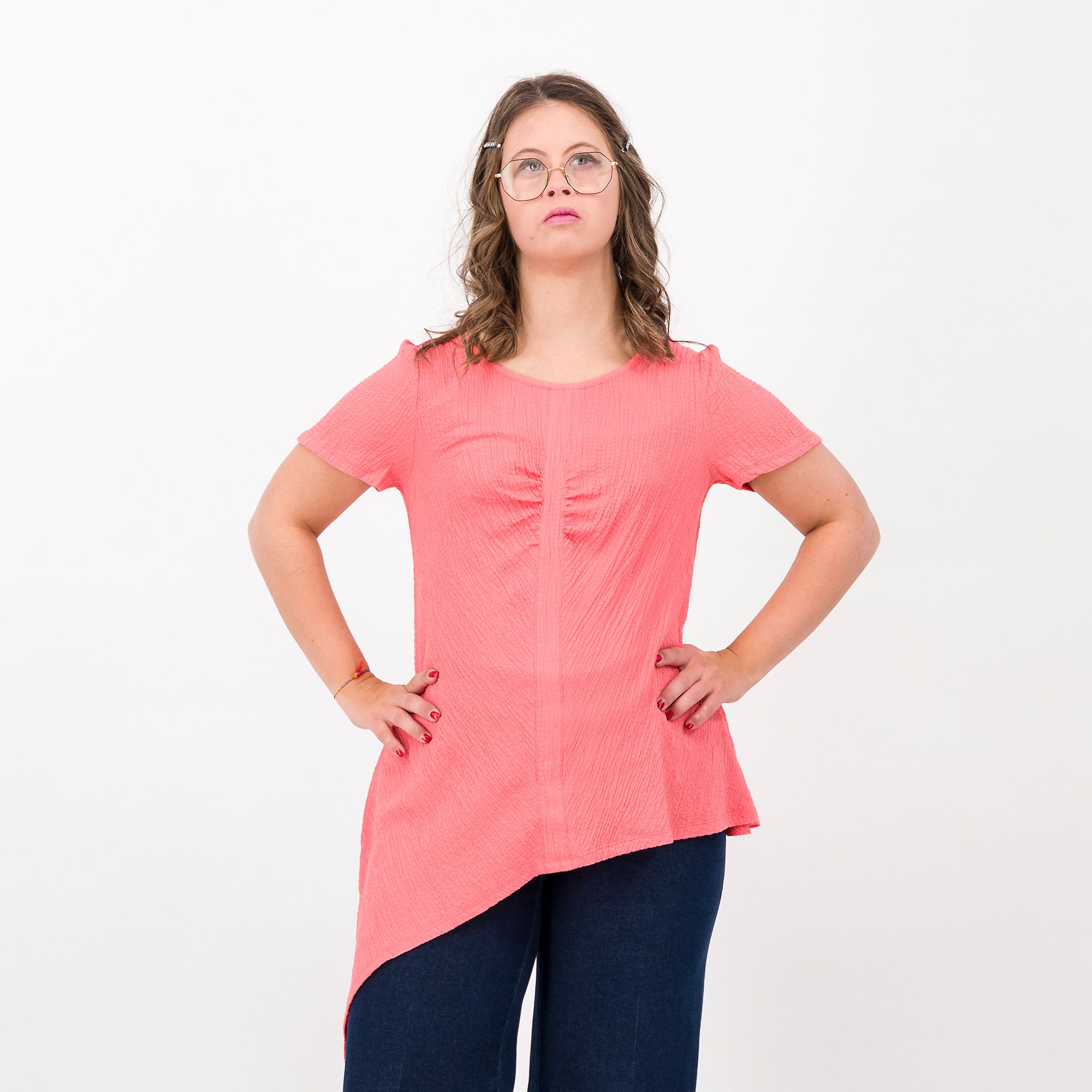 Nina Leonard
Maglia asimmetrica a
manica corta in
misto viscosa