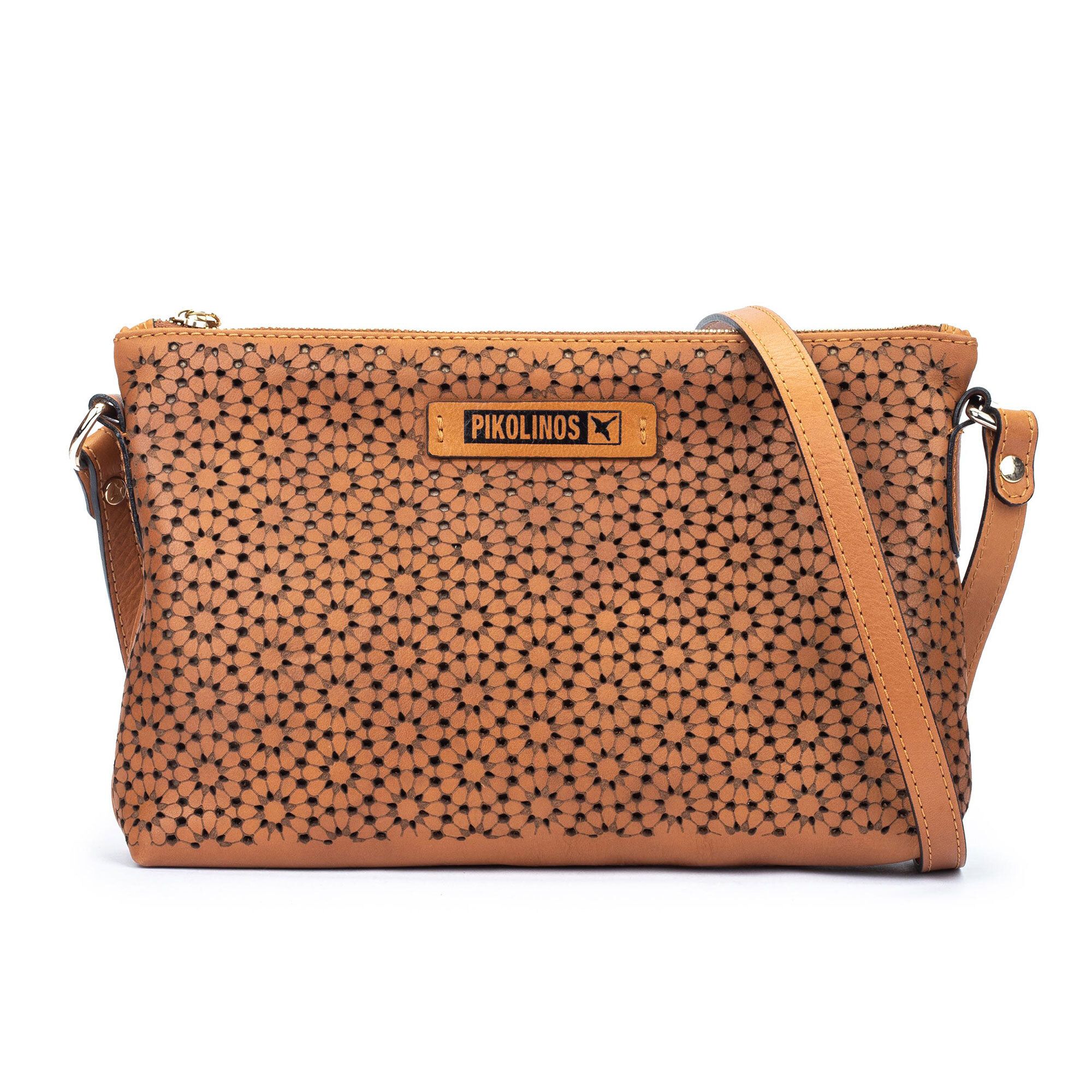 Pikolinos
Borsa a tracolla
in pelle con
lavorazione traforata