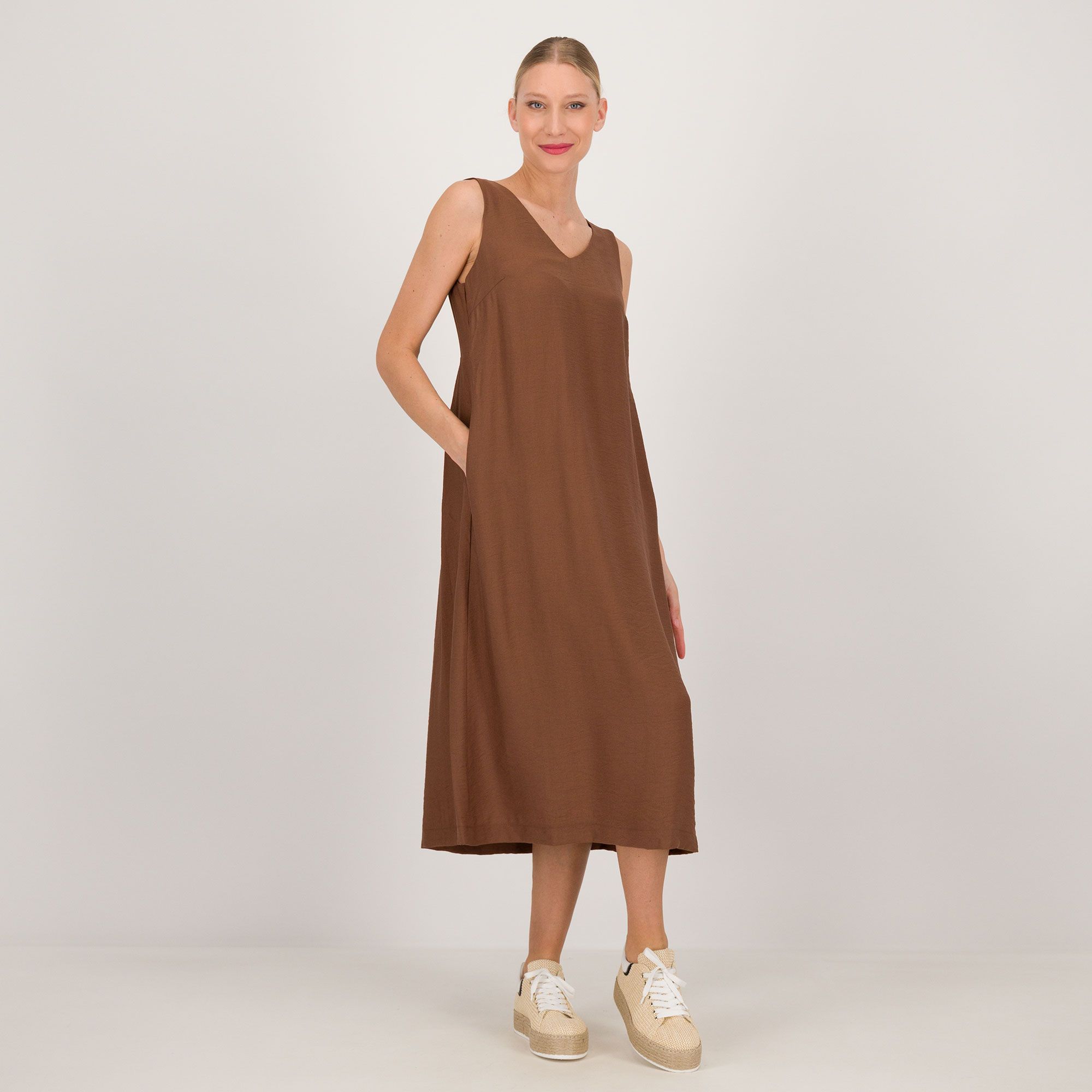 Extesa
Abito lungo
smanicato con scollo
a V e tasche