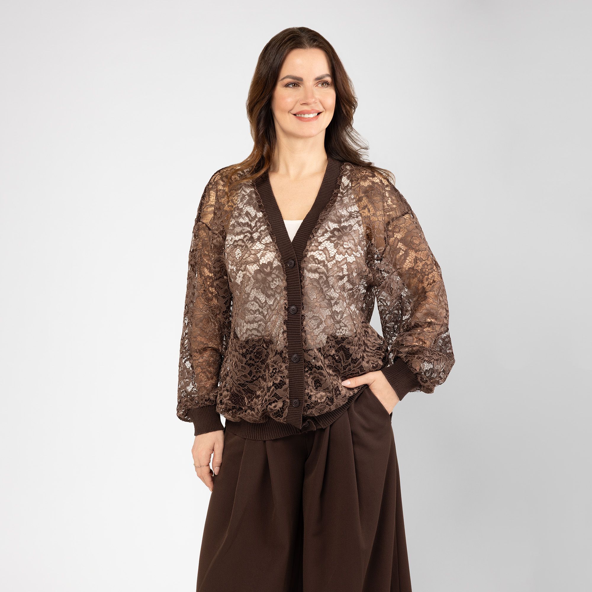 Mood Atelier
Cardigan in pizzo
con bordi in costina