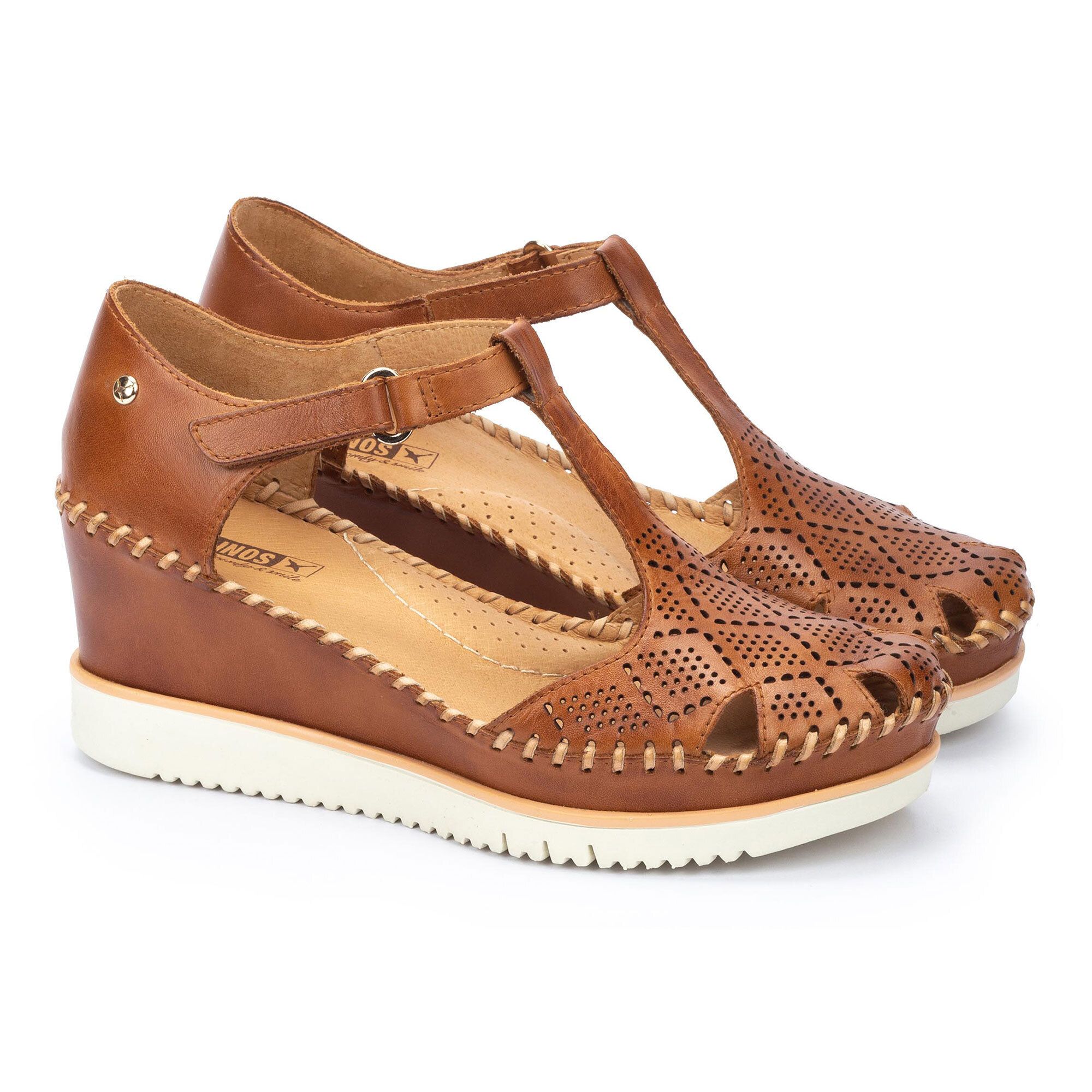 Pikolinos
Sandali a T in pelle
traforati
con zeppa 7 cm