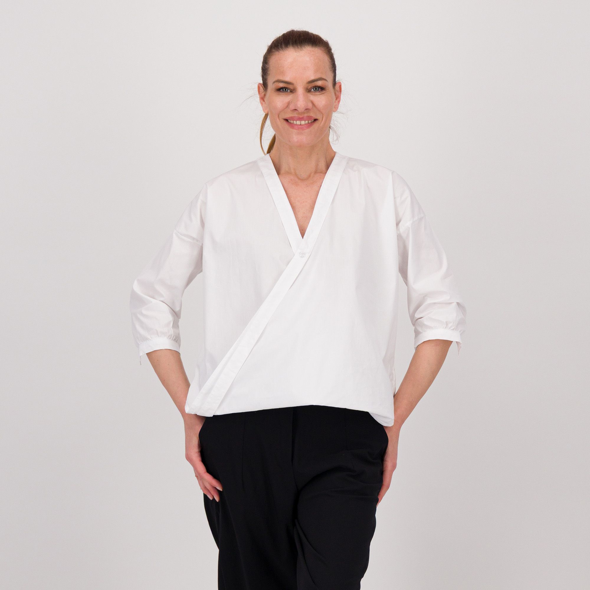 LUCREZIA SCIORTINO
Blusa con scollo
incrociato e fondo
a balloon