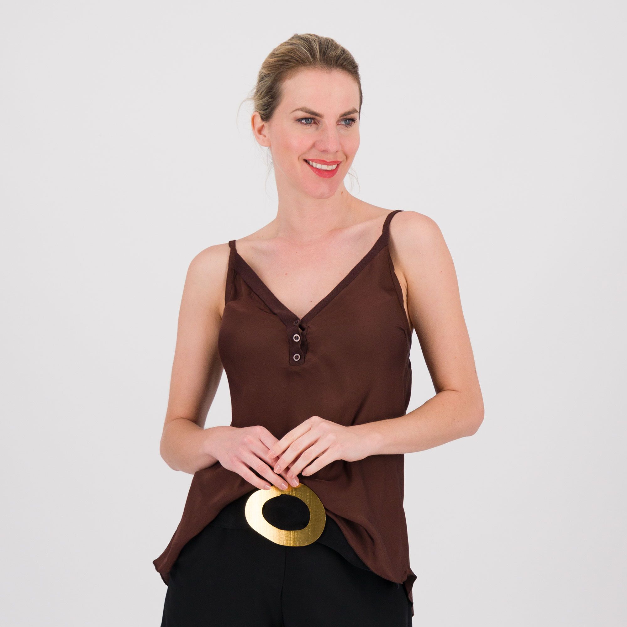 Enjoy
Top in raso di
viscosa con
spalline sottili