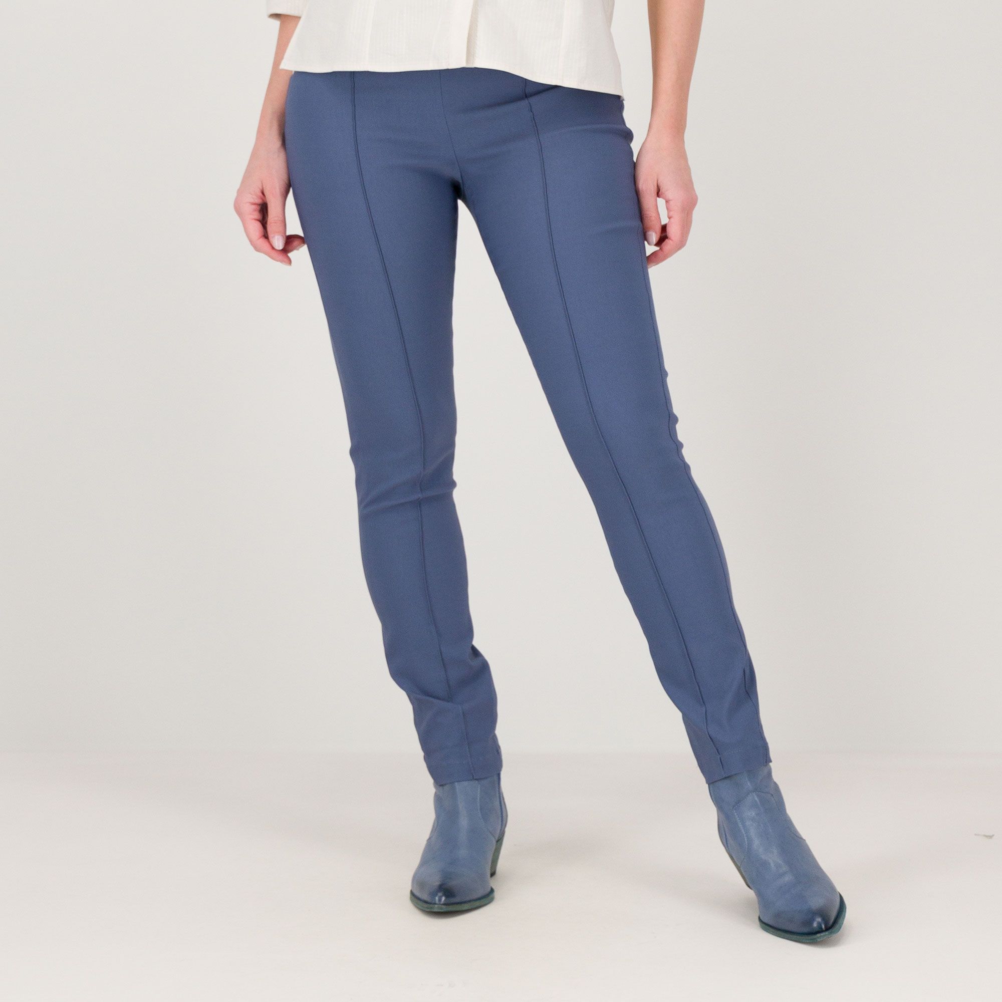 Officina della Moda
Pantaloni in tessuto
super-stretch
effetto saponato