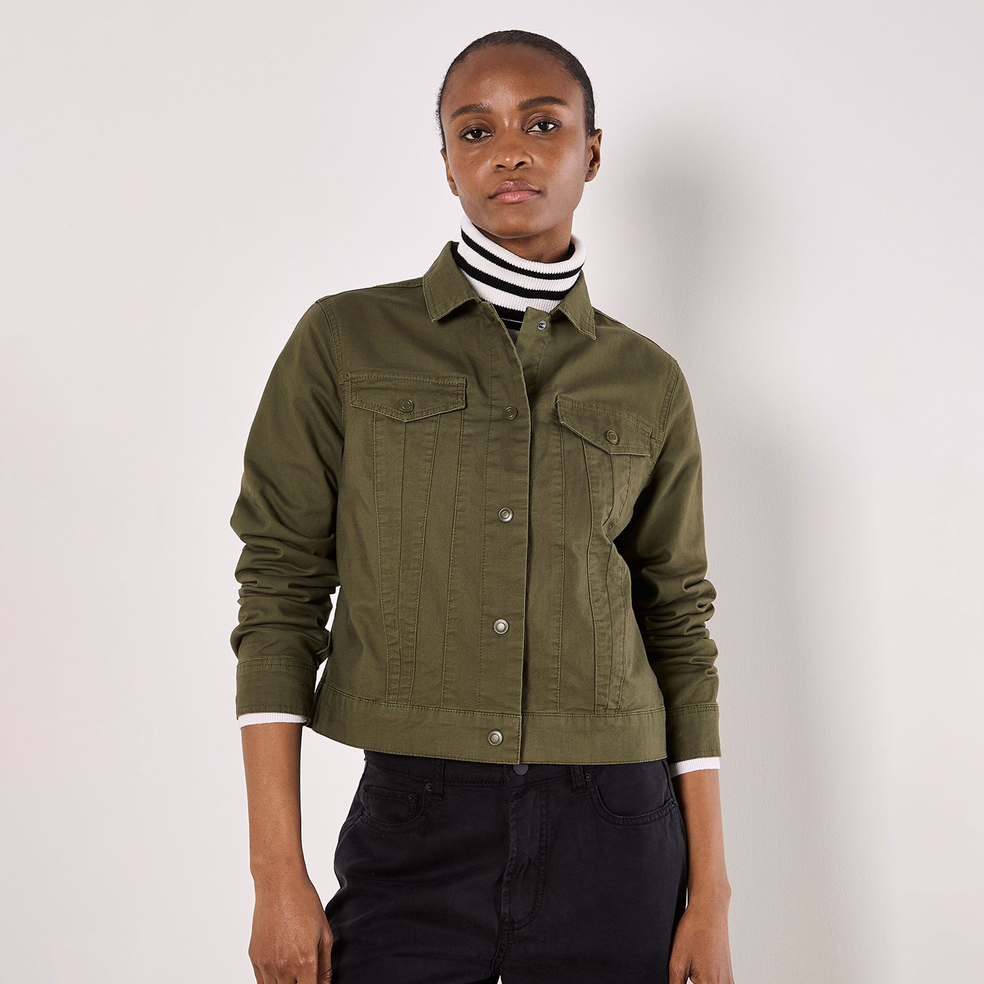 Apricot
Giacchina in cotone
con maniche lunghe e
colletto a camicia