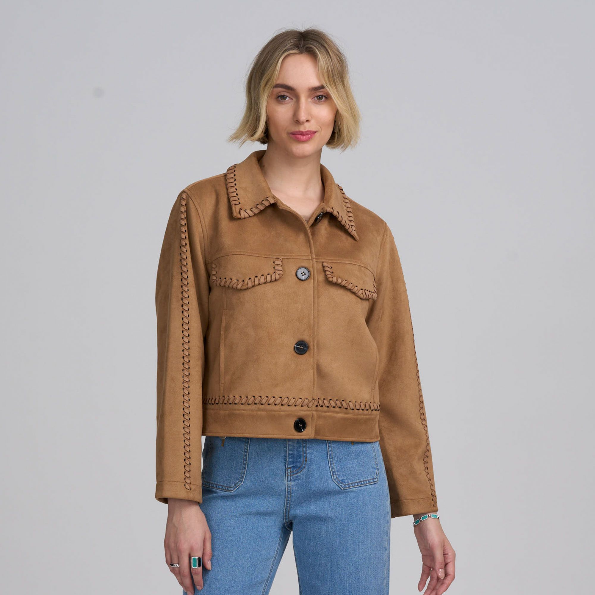 ELLE
Giacca corta
con tasche ai lati