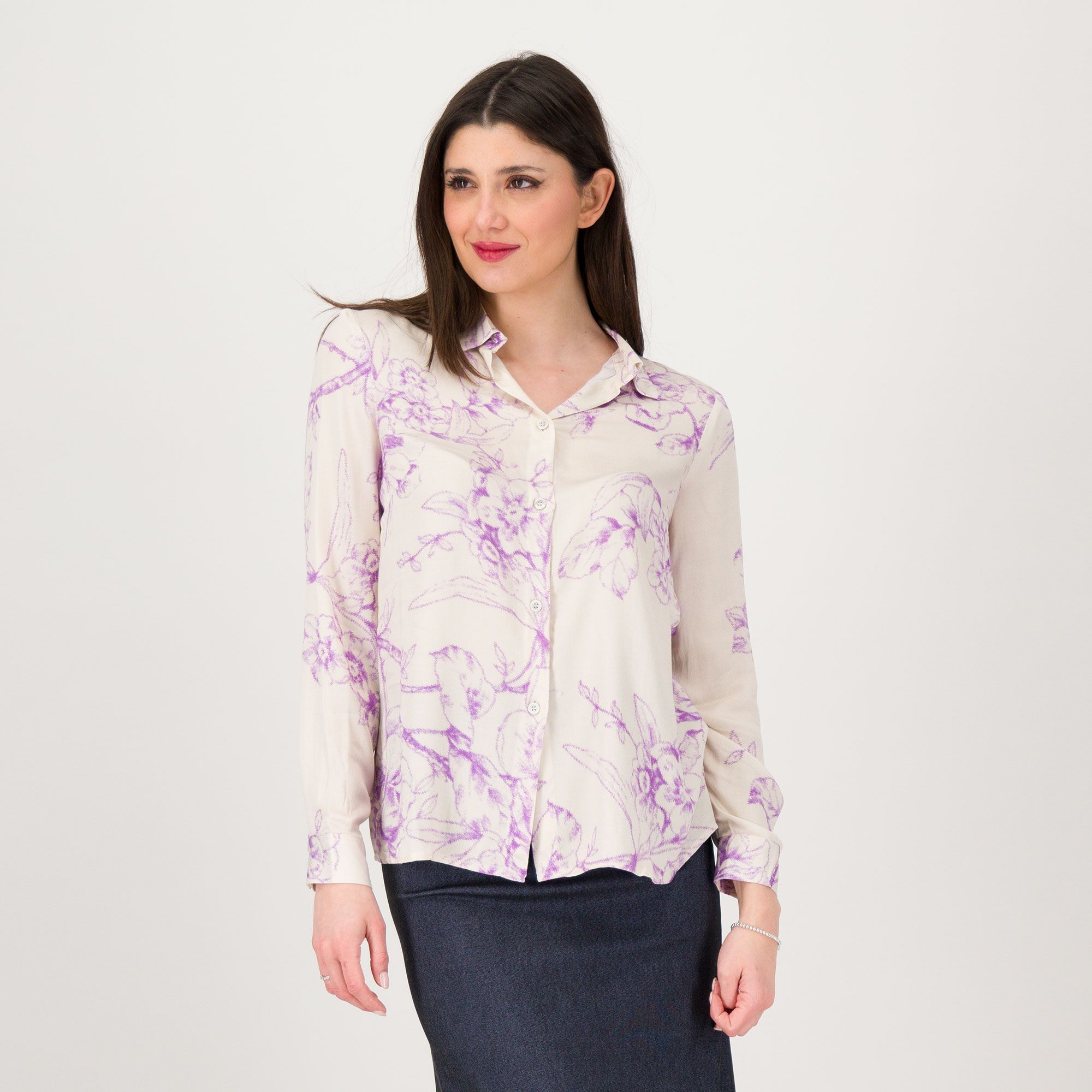 EXTESA
Camicia in twill
di viscosa
con bottoni a vista