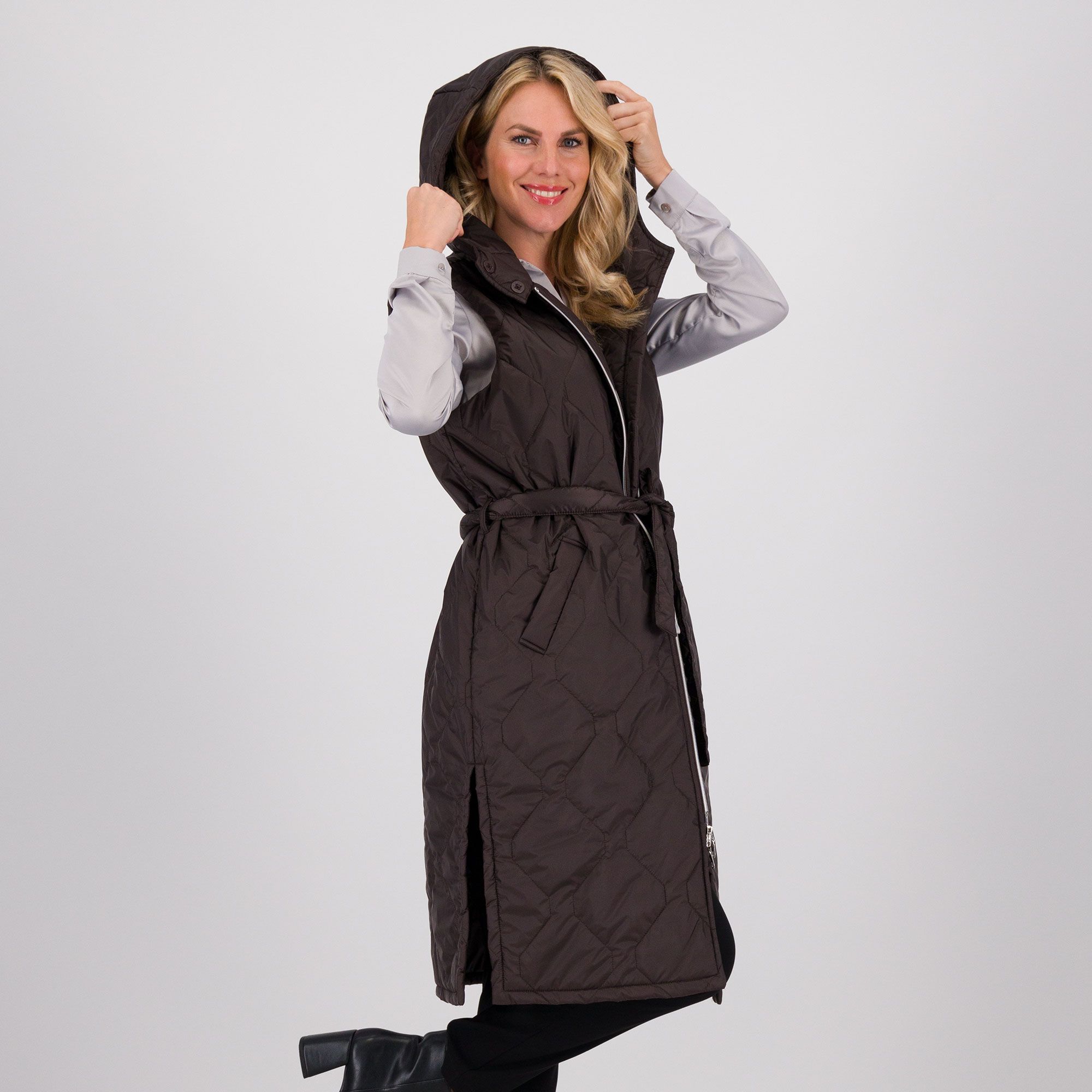 Officina della Moda
Piumino smanicato
in tessuto trapuntato
con cintura in vita