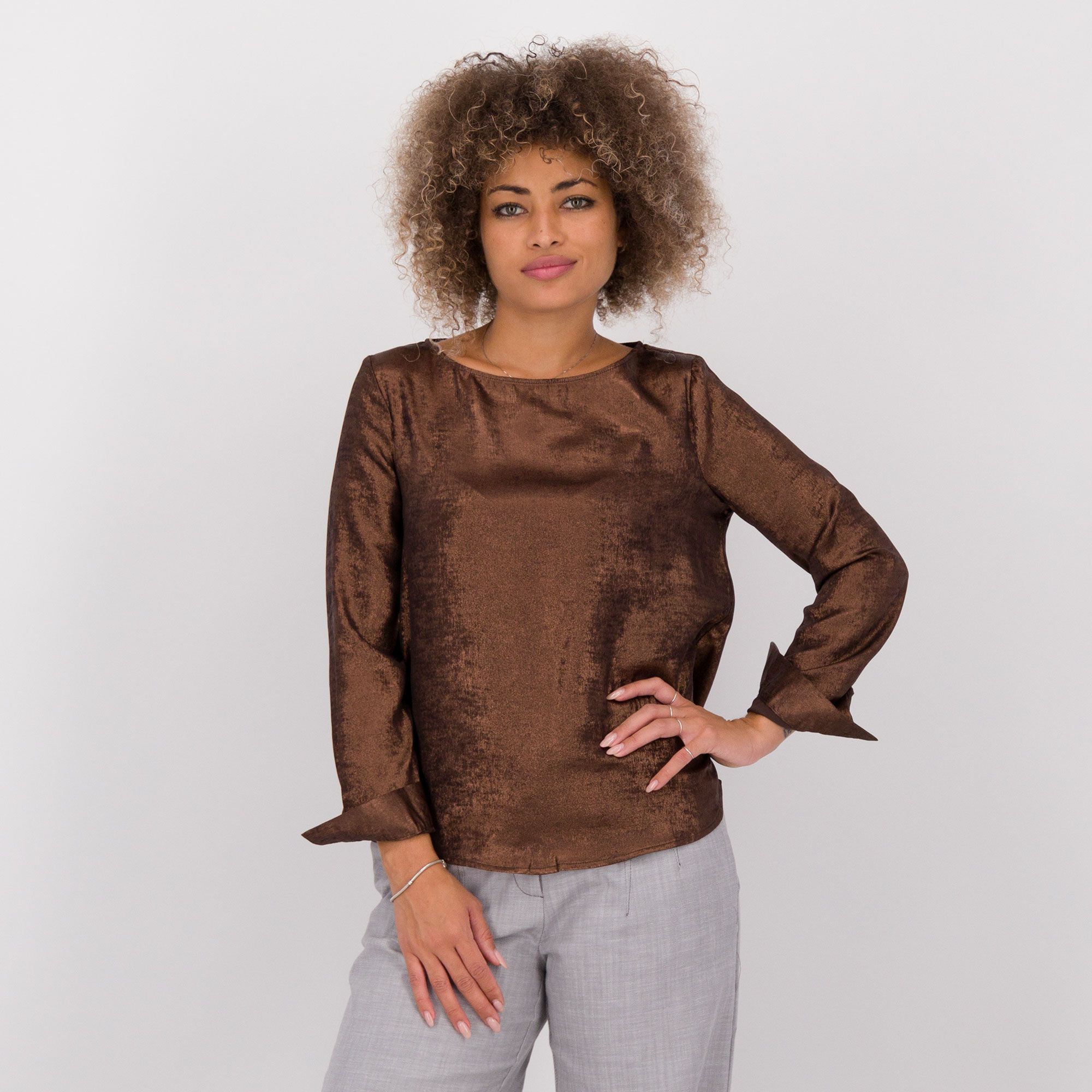 EXTESA
Blusa in georgette
lamé con scollo tondo
e maniche lunghe