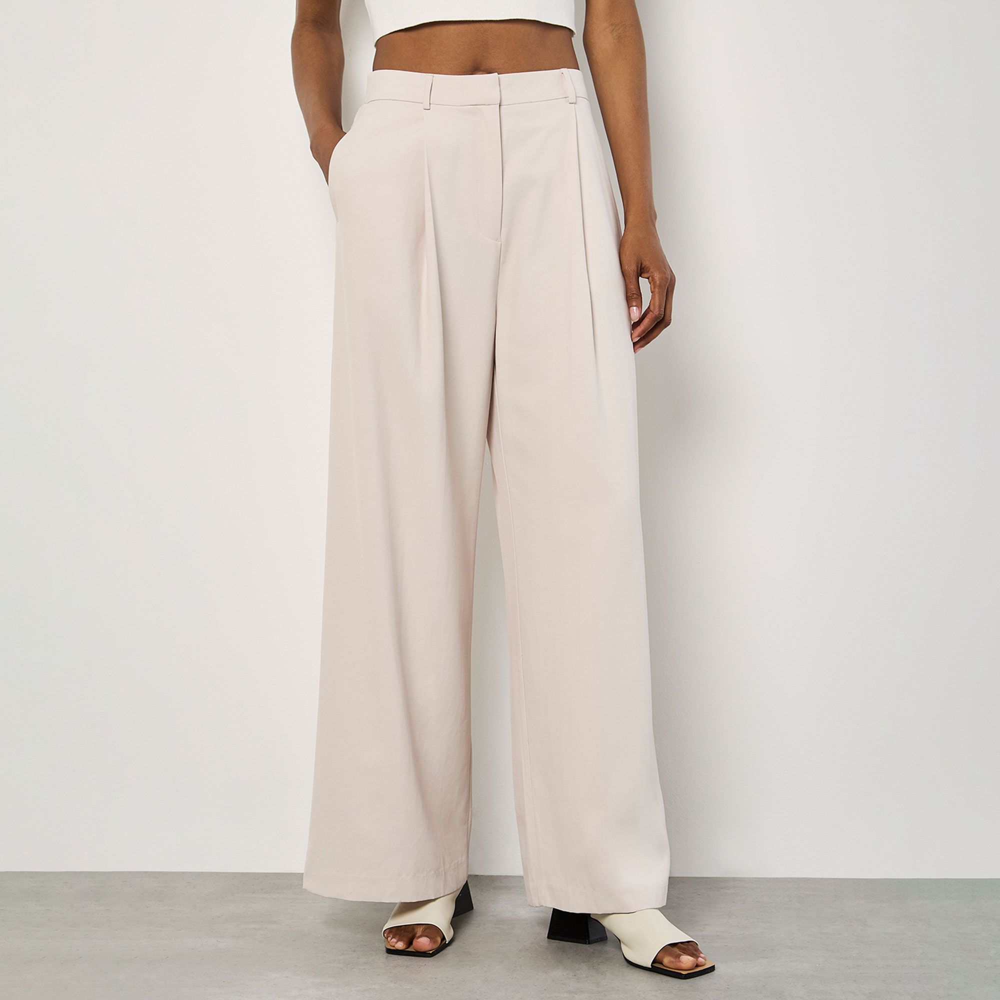 Apricot
Pantaloni gamba larga
con pince davanti
e tasche laterali