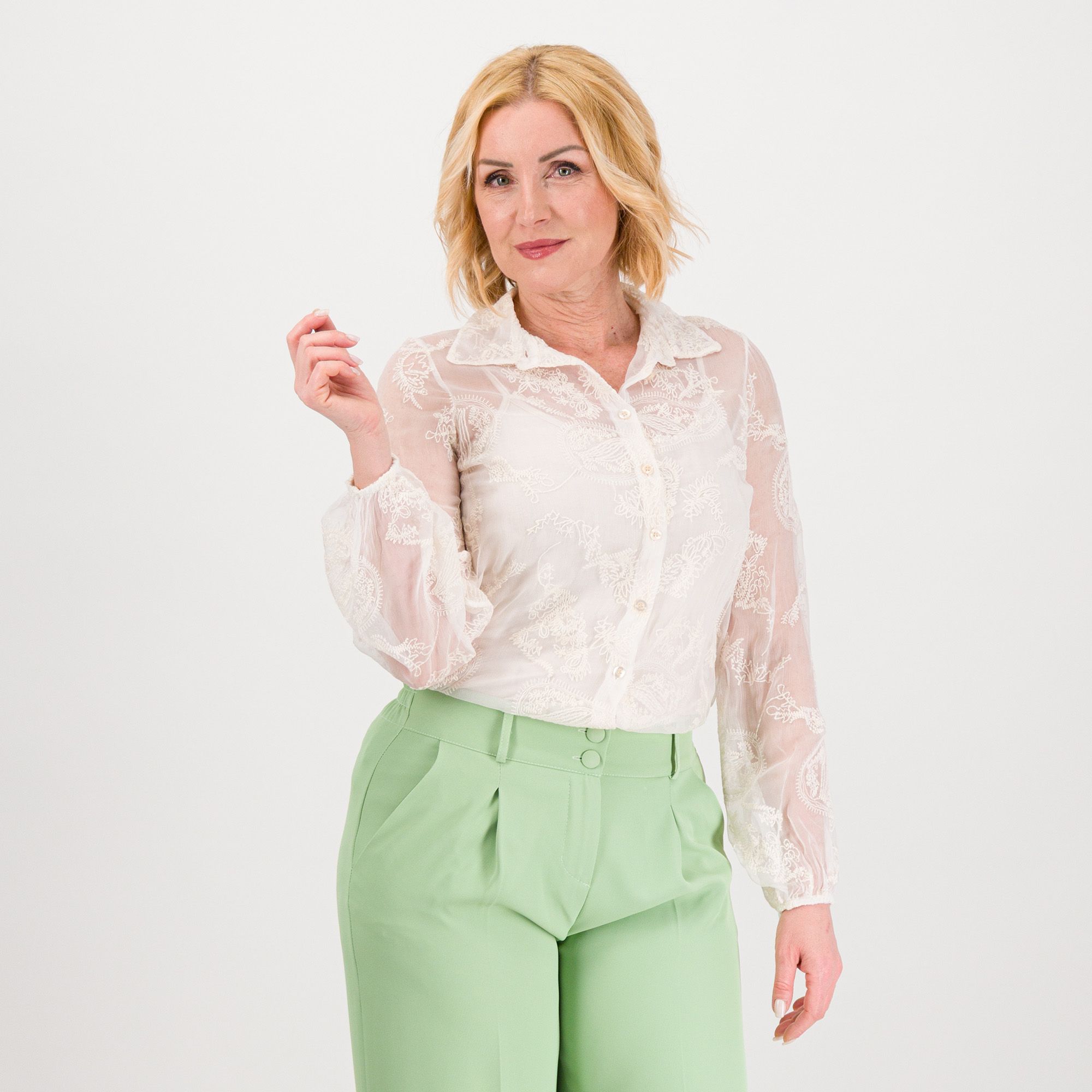 Rebeka Ross
Camicia in voile
di cotone e seta
con ricami