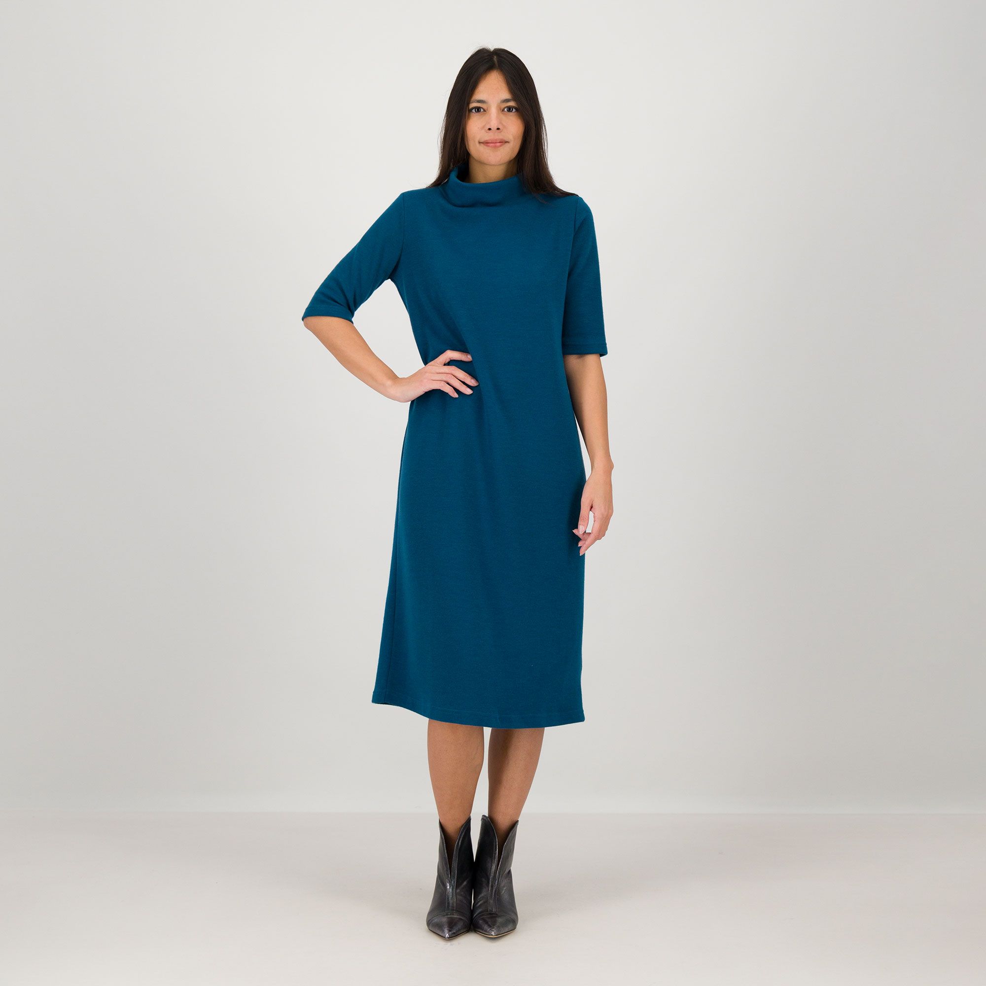 Caterina Lancini
Abito in maglia mano
calda, scollo cratere
e striscia paillettes