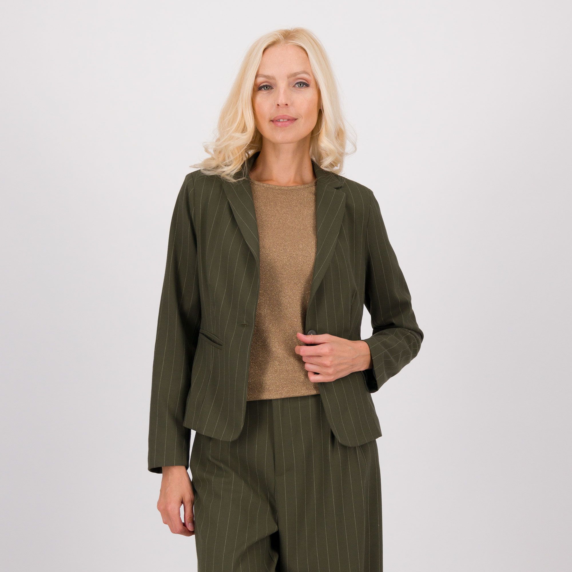 Palazzo Moda
Blazer sciancrato
in flanella gessata
con spallina leggera