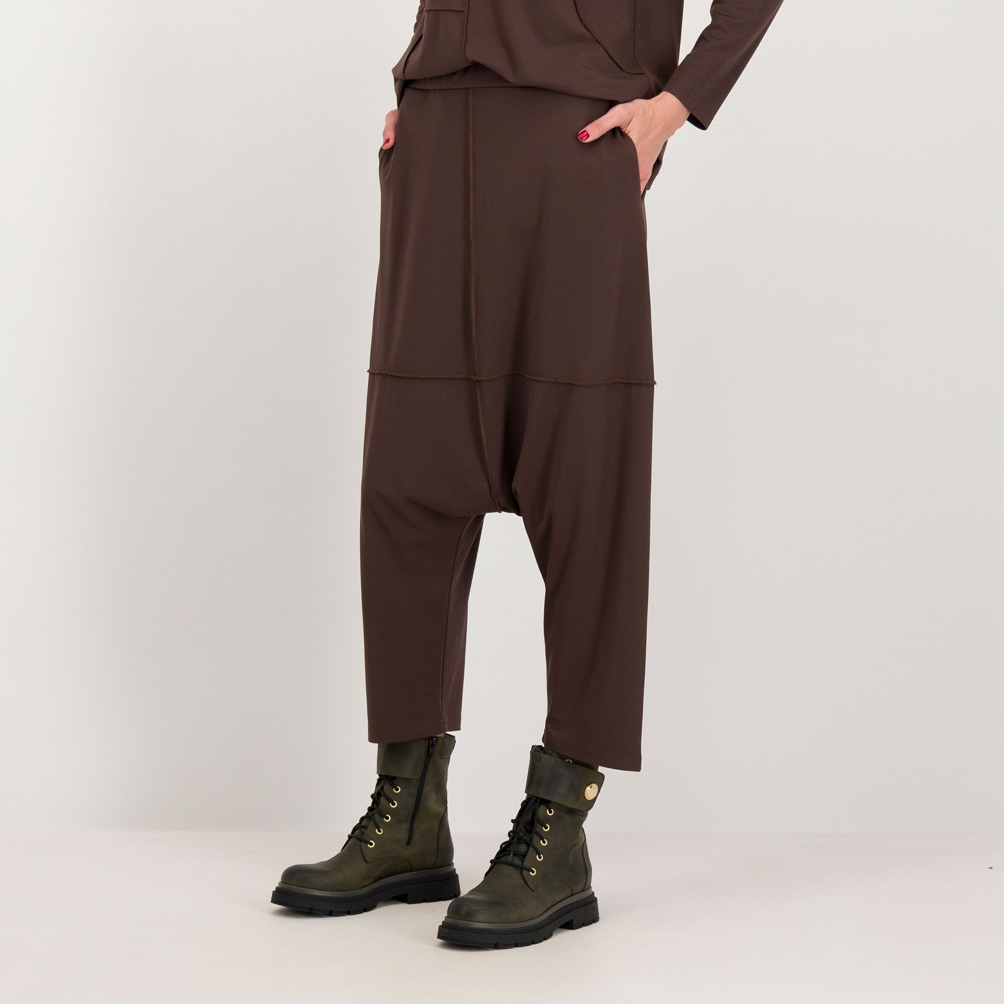 Caterina Lancini
Pantaloni cavallo
basso in punto Milano
con cuciture a vista