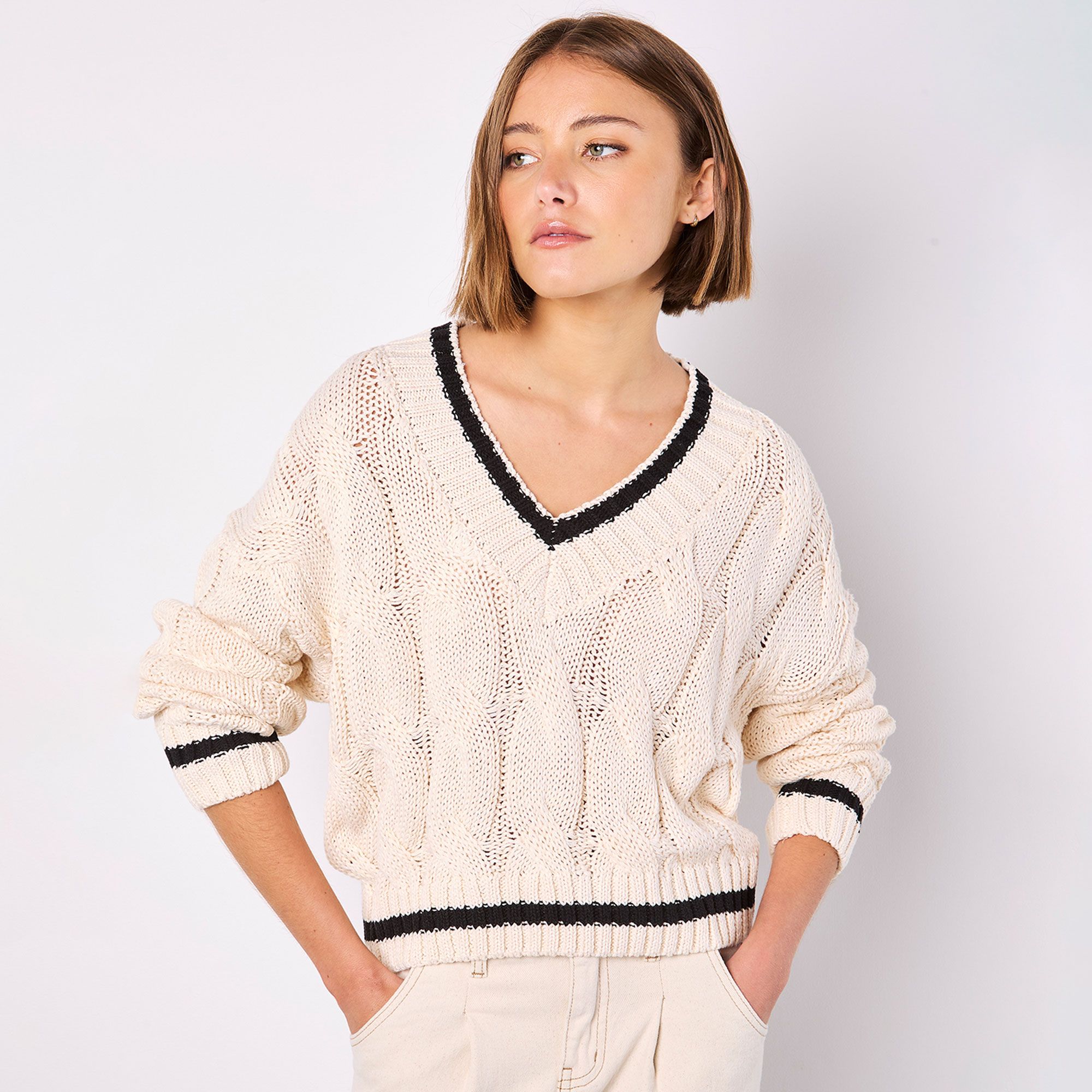 Apricot
Maglione cropped
con lavorazione a
trecce con scollo a V