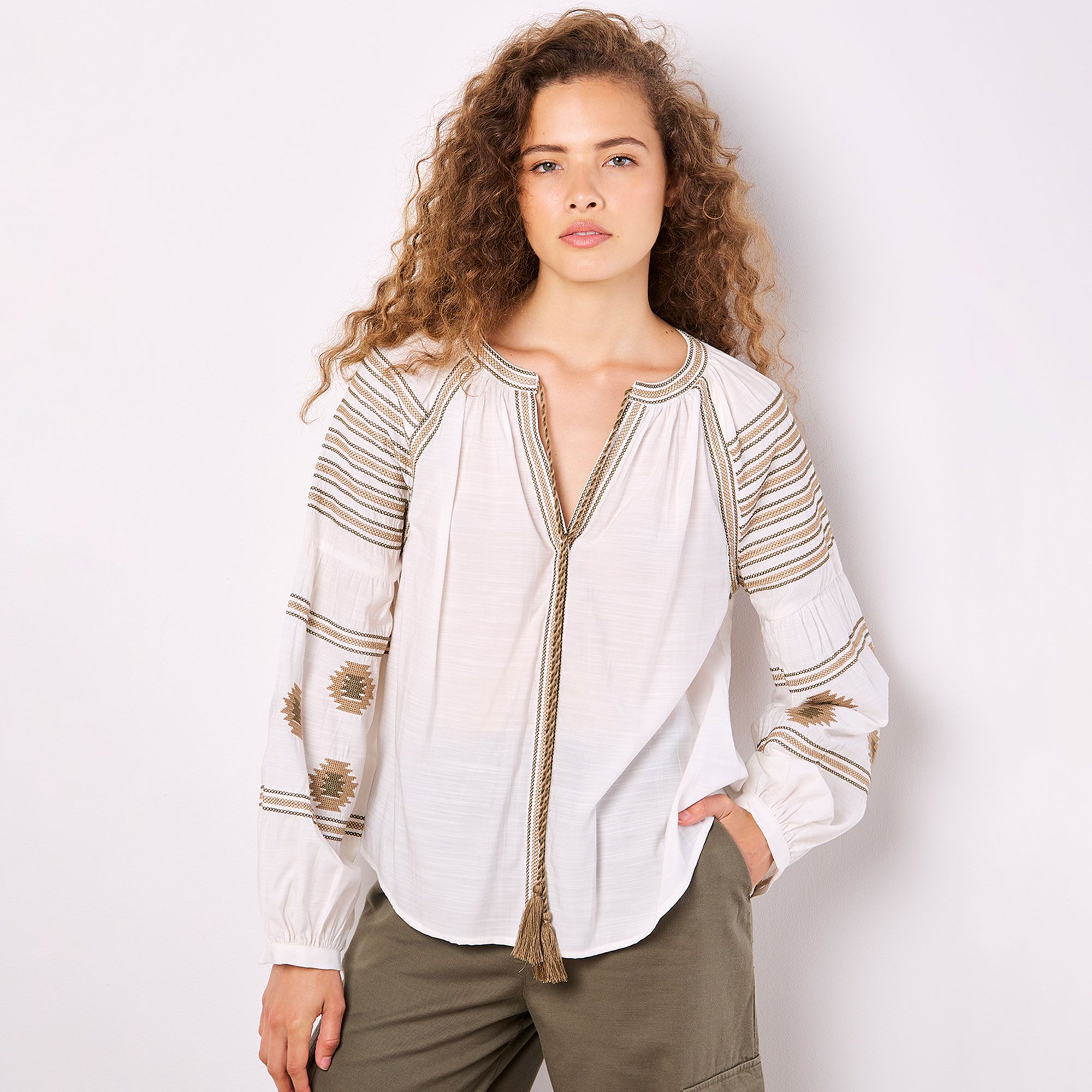 Apricot
Maglia con scollo
a V, ricami e nappine