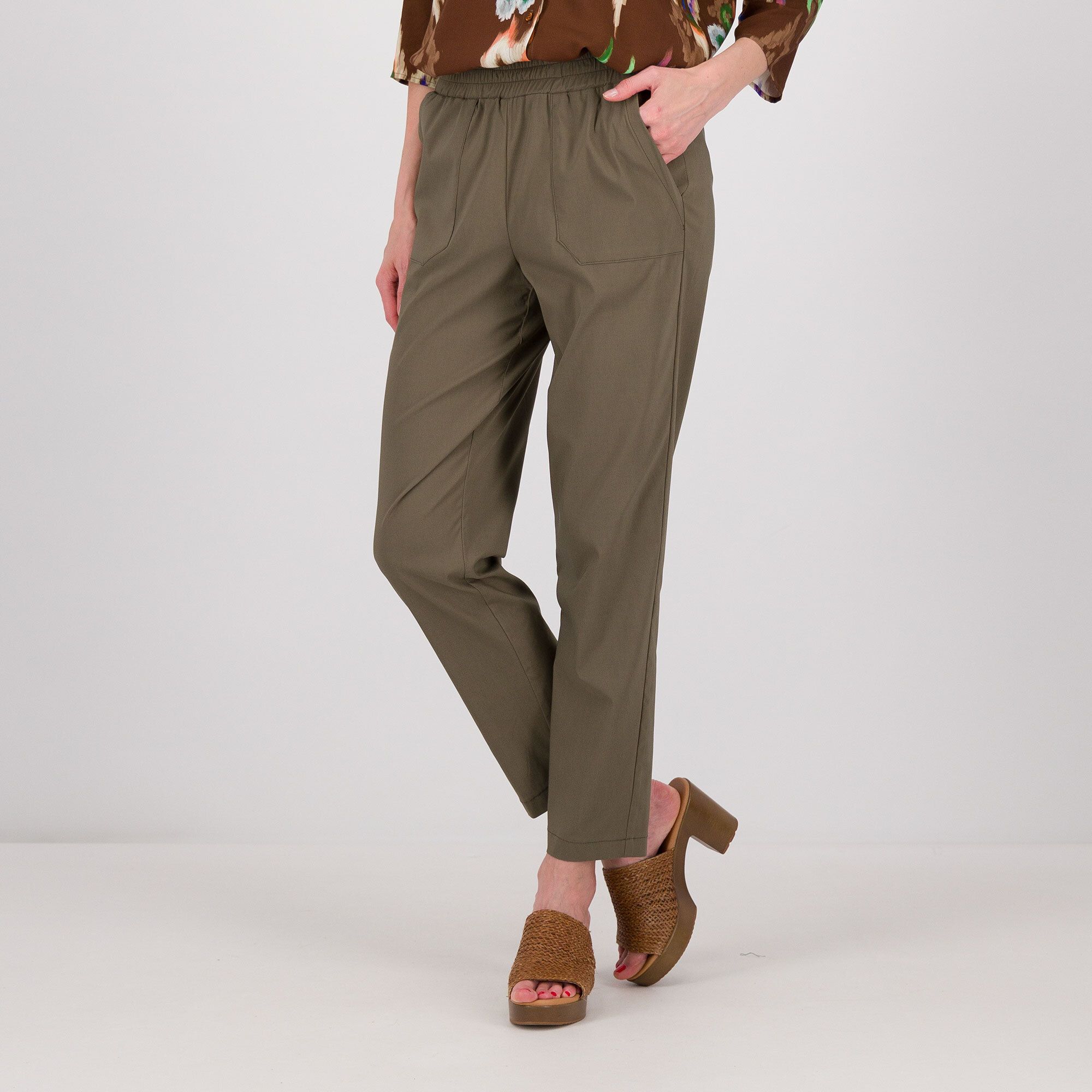 EXTESA
Pantaloni a carota
con elastico in vita
e tasche applicate