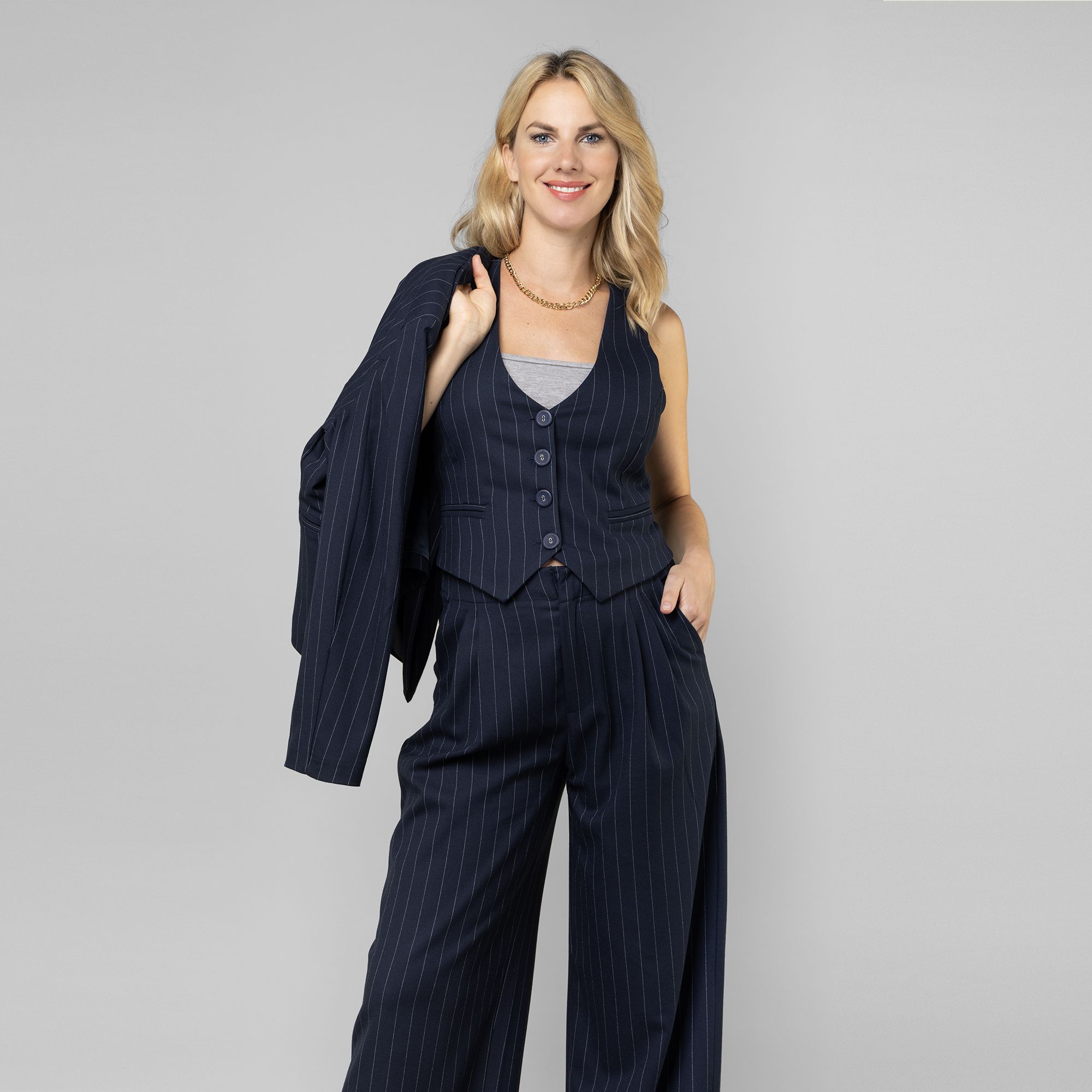 PALAZZO MODA
Gilet gessato
in misto viscosa
Scollo a V
Chiusura a bottoni