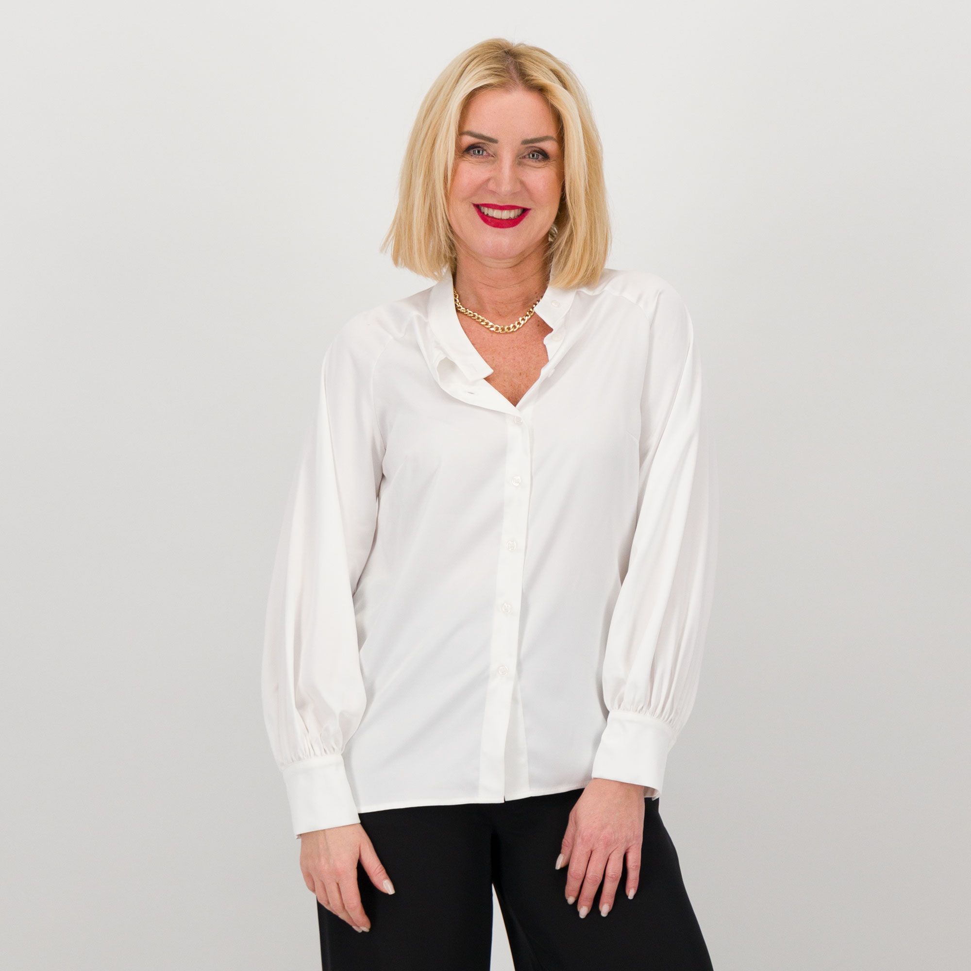 Caterina Lancini
Camicia in raso opaco
a maniche lunghe
arricciate con polso